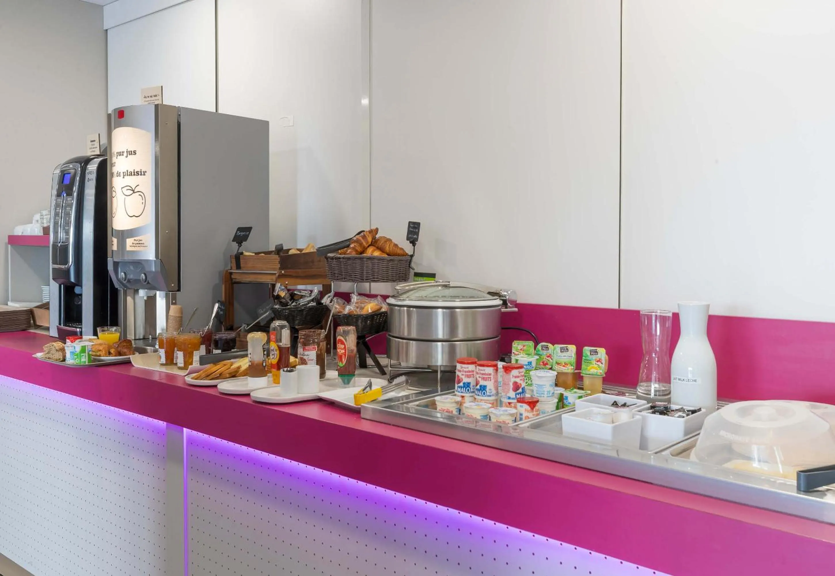 Buffet breakfast in B&B HOTEL Romilly-sur-Seine