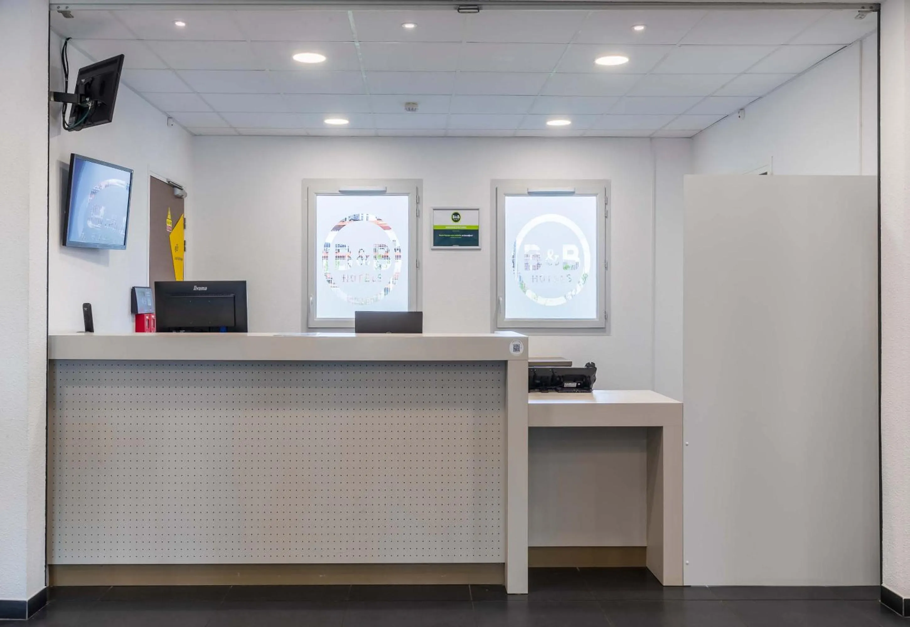 Lobby or reception in B&B HOTEL Romilly-sur-Seine