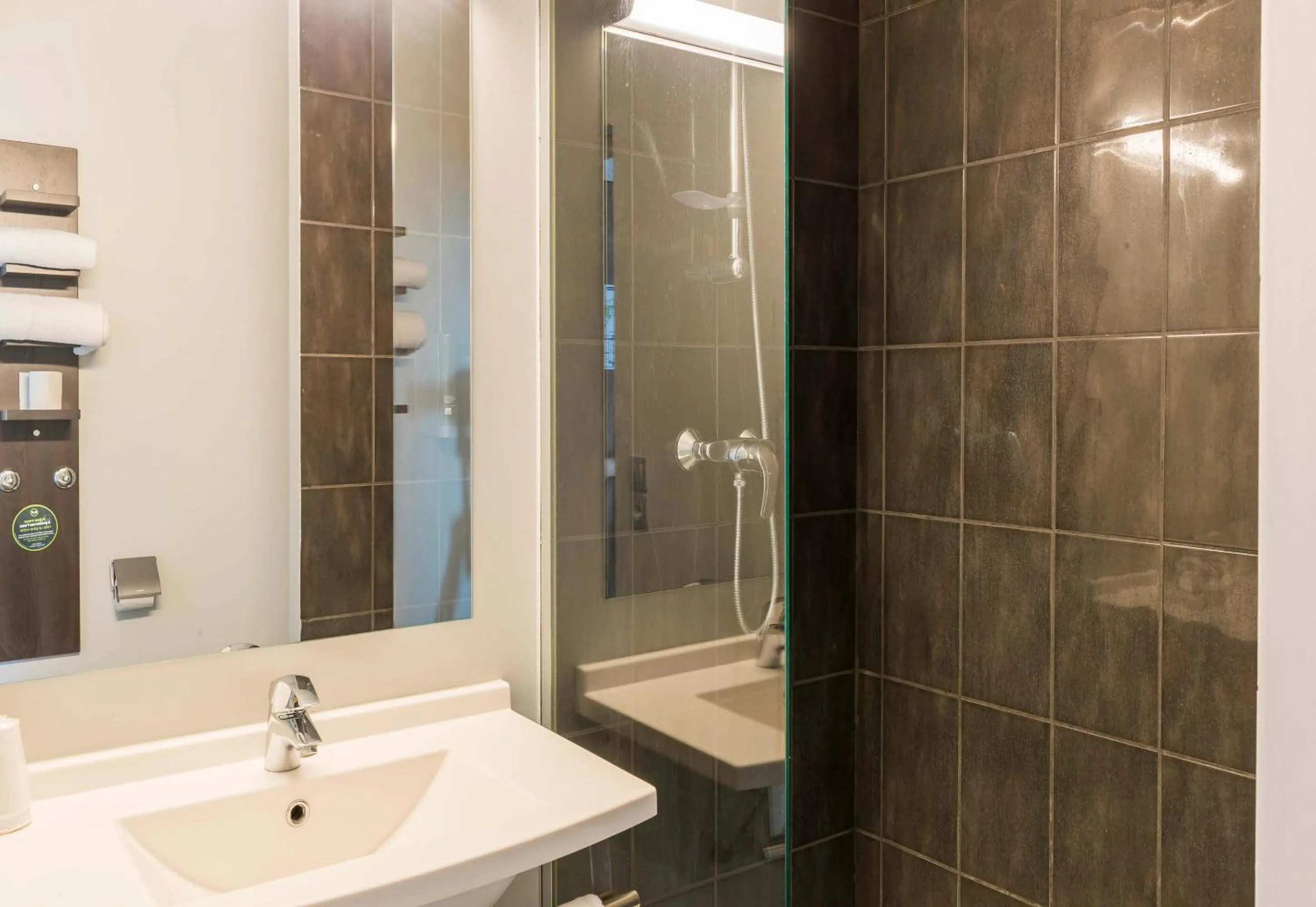 Bathroom in B&B HOTEL Romilly-sur-Seine