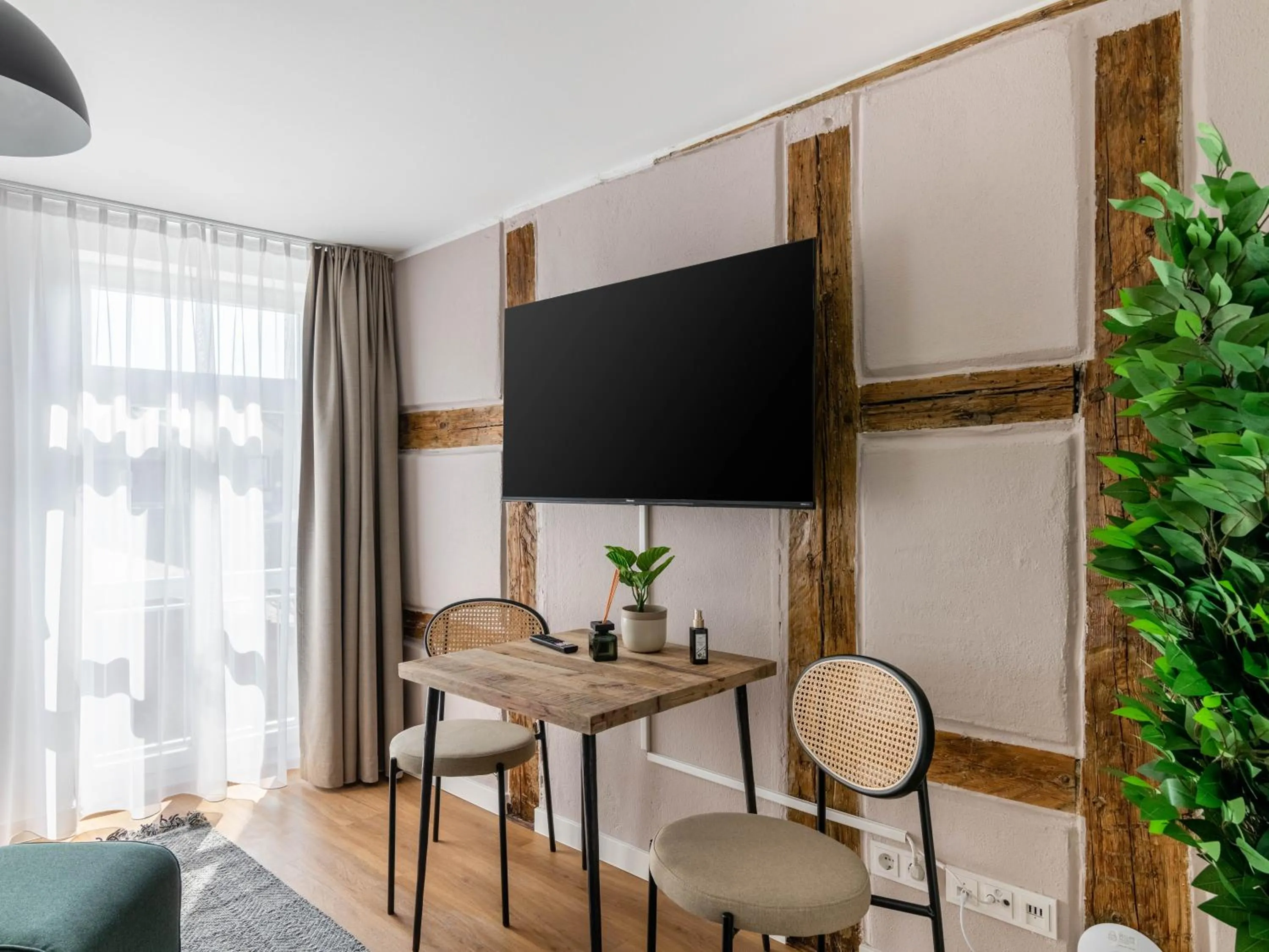 TV and multimedia in Limehome Bayreuth Spitalgasse