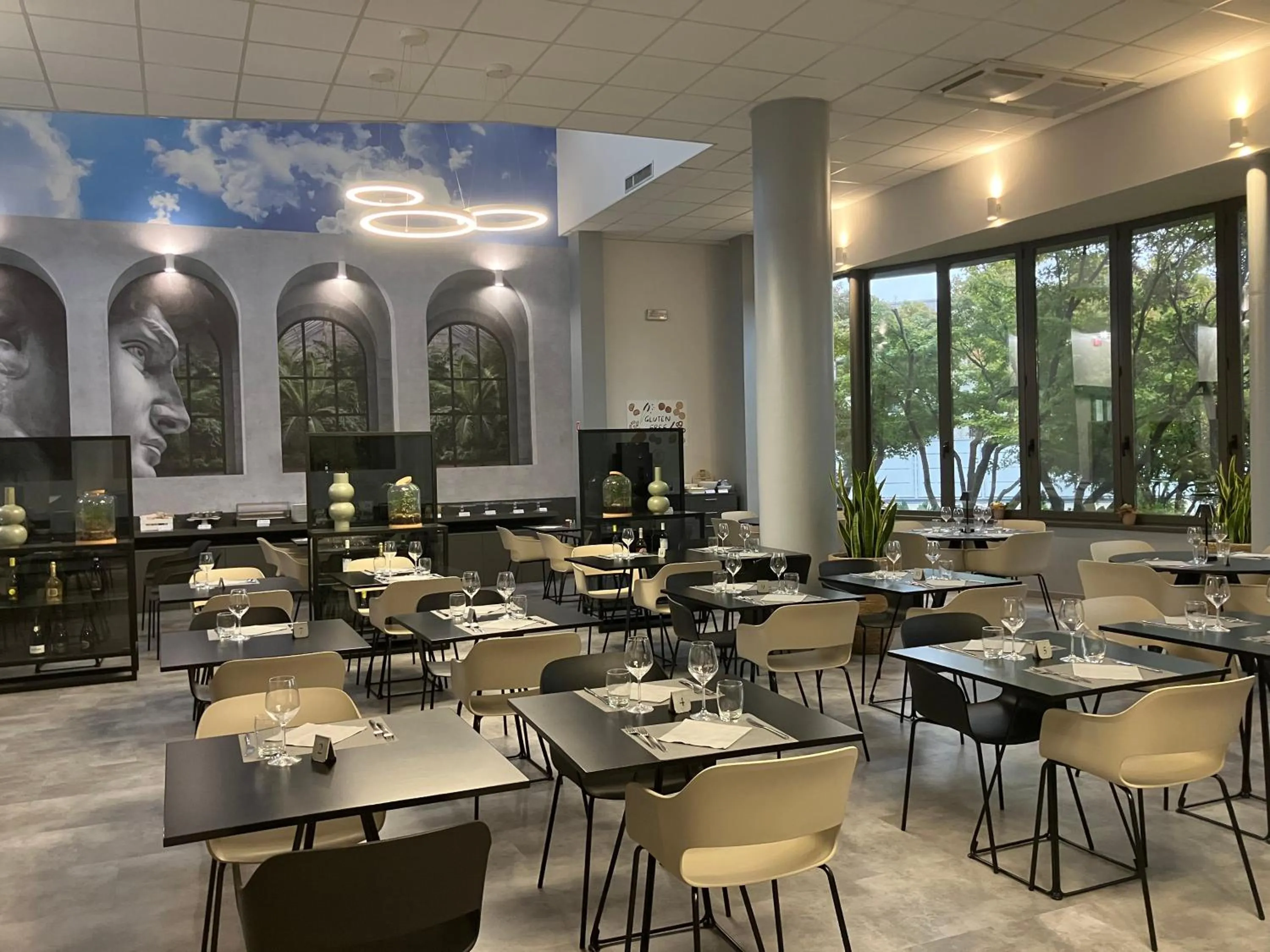 Restaurant/places to eat in Break Hotel