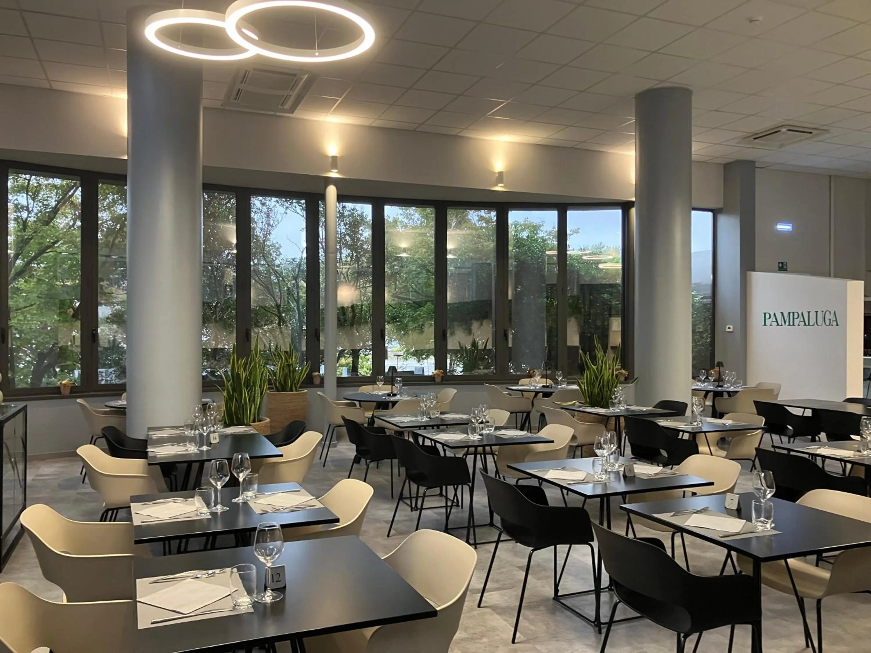 Restaurant/places to eat in Break Hotel