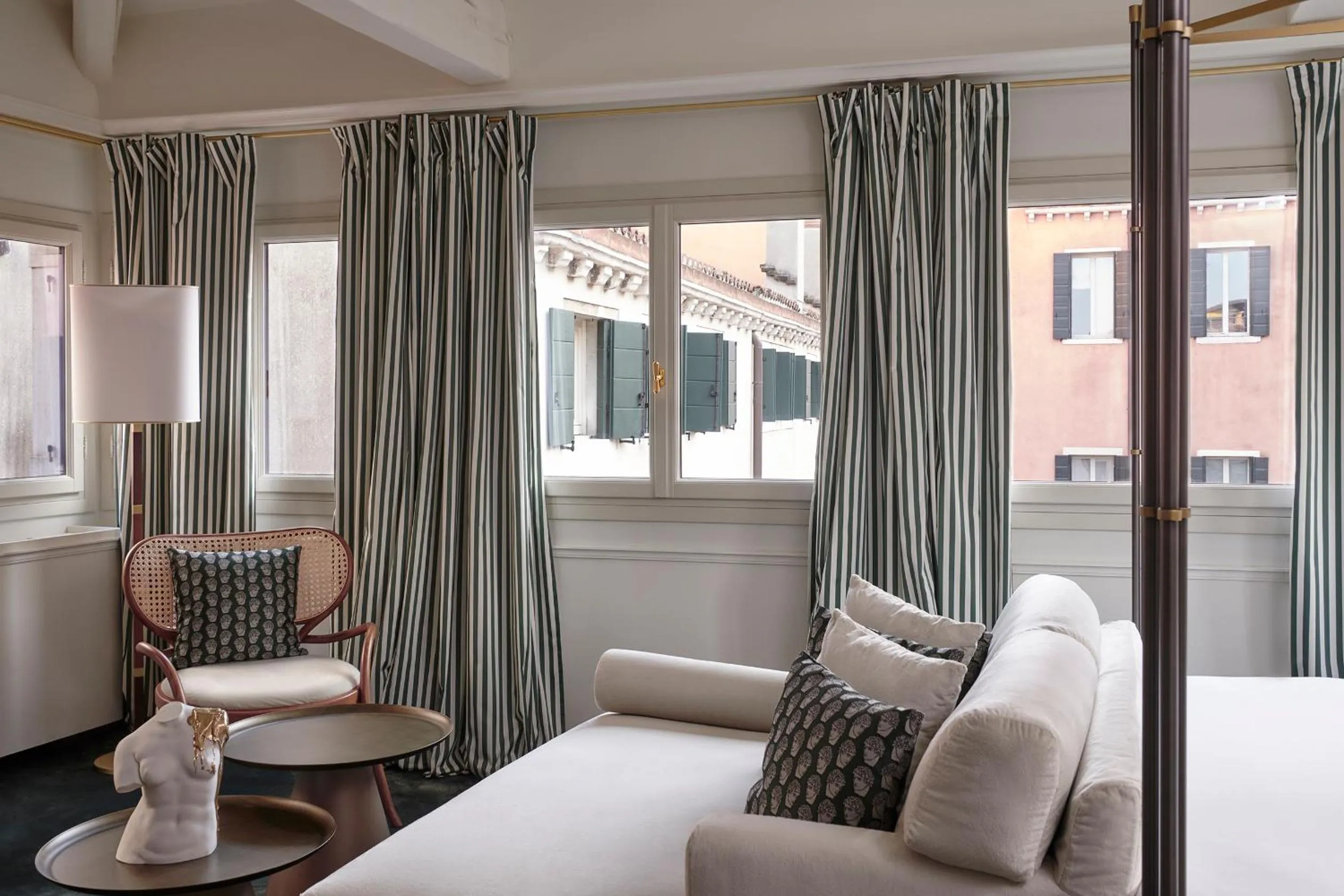 Seating area in Violino d'Oro Venezia