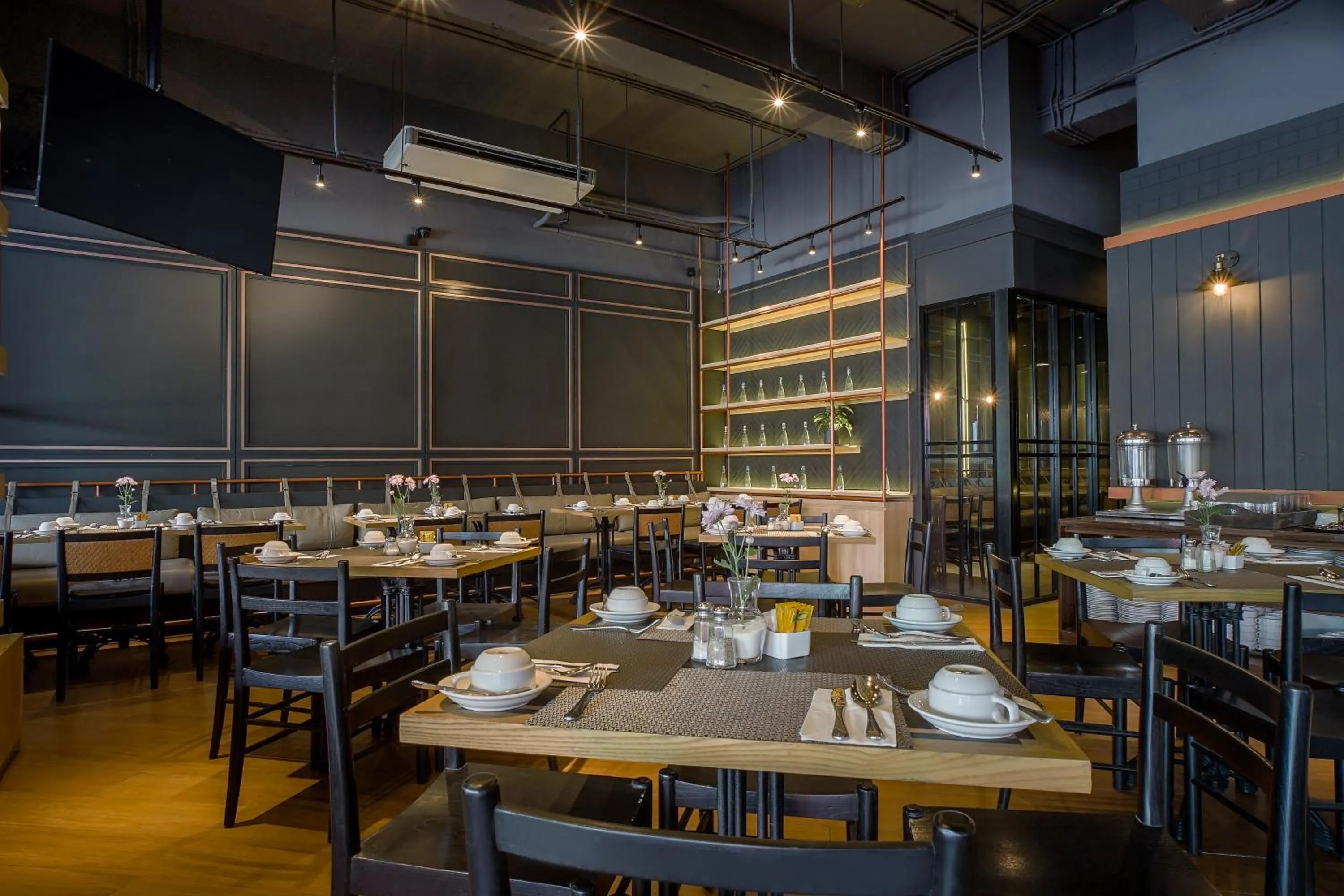Restaurant/places to eat in ARTOTEL TS Suites Surabaya