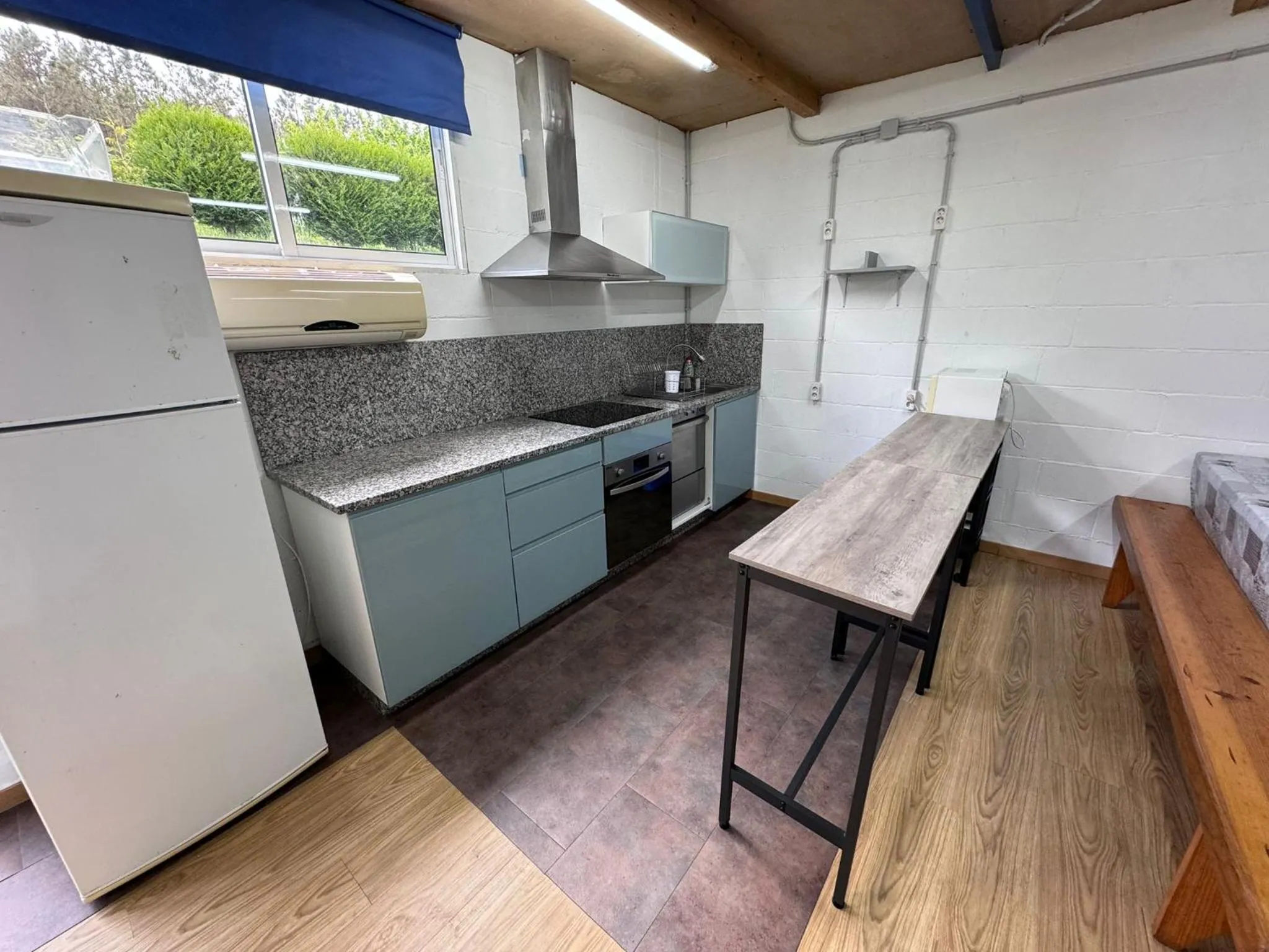 Kitchen or kitchenette in Albergue Naturmaz