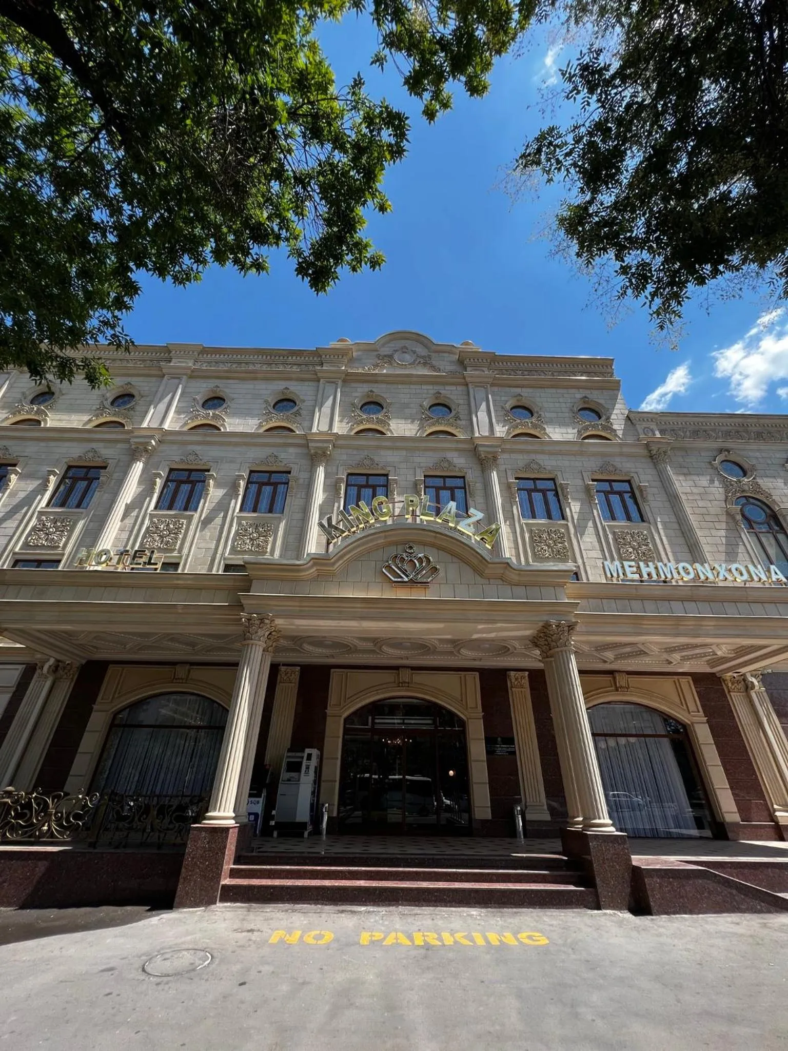 Facade/entrance in King Plaza Hotel