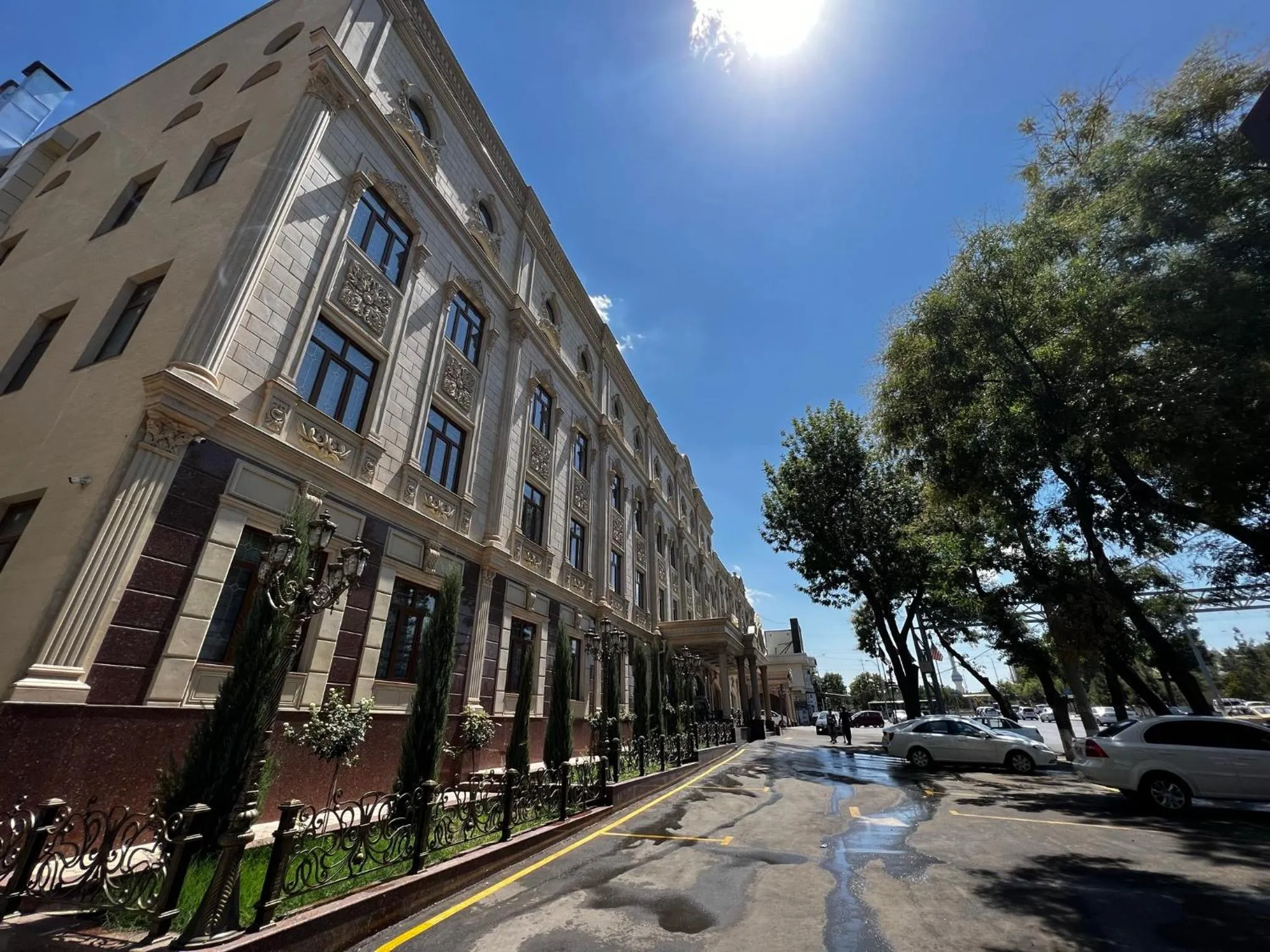 Facade/entrance in King Plaza Hotel