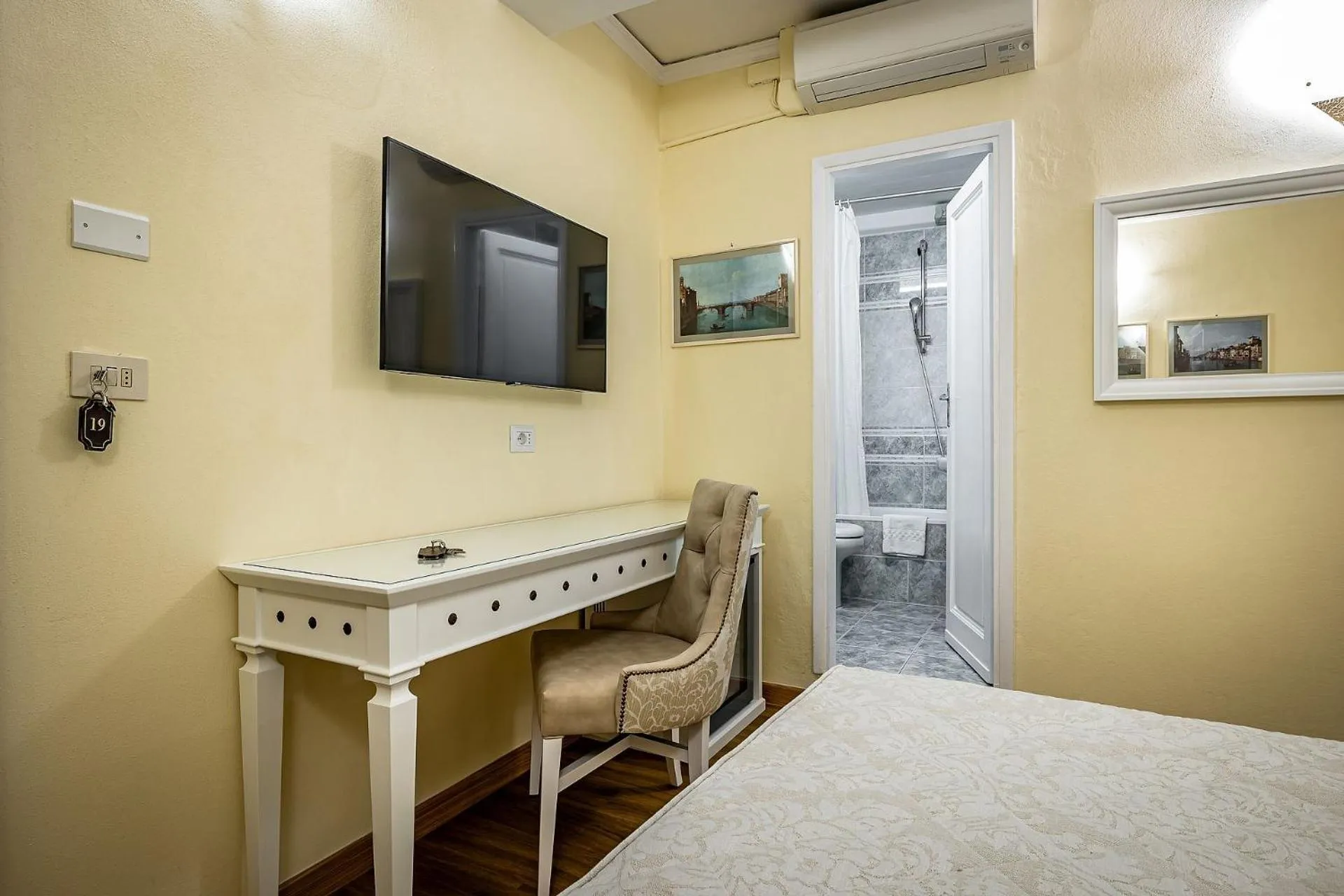 Bathroom, Bed in Hotel Alessandra