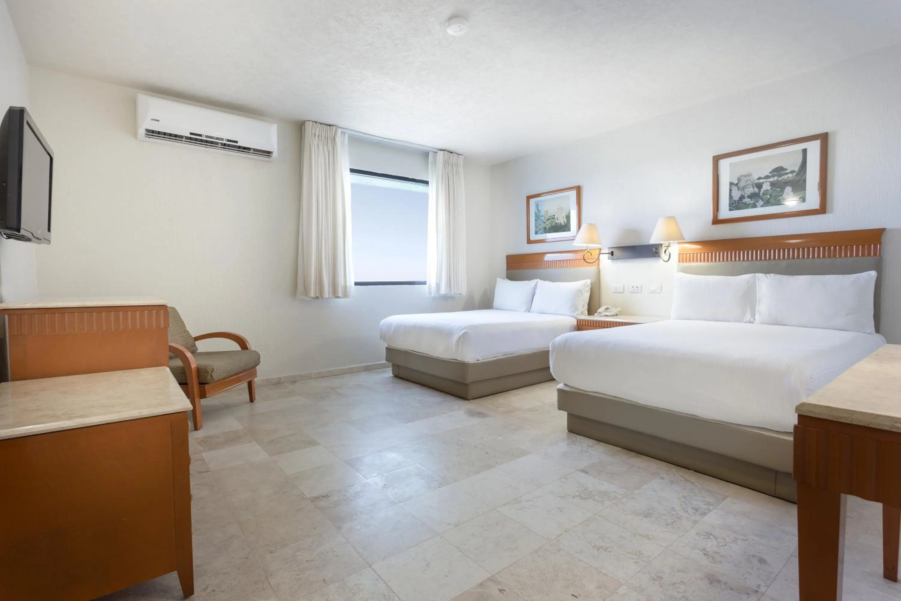 Photo of the whole room, Bed in Gamma Villahermosa Centro