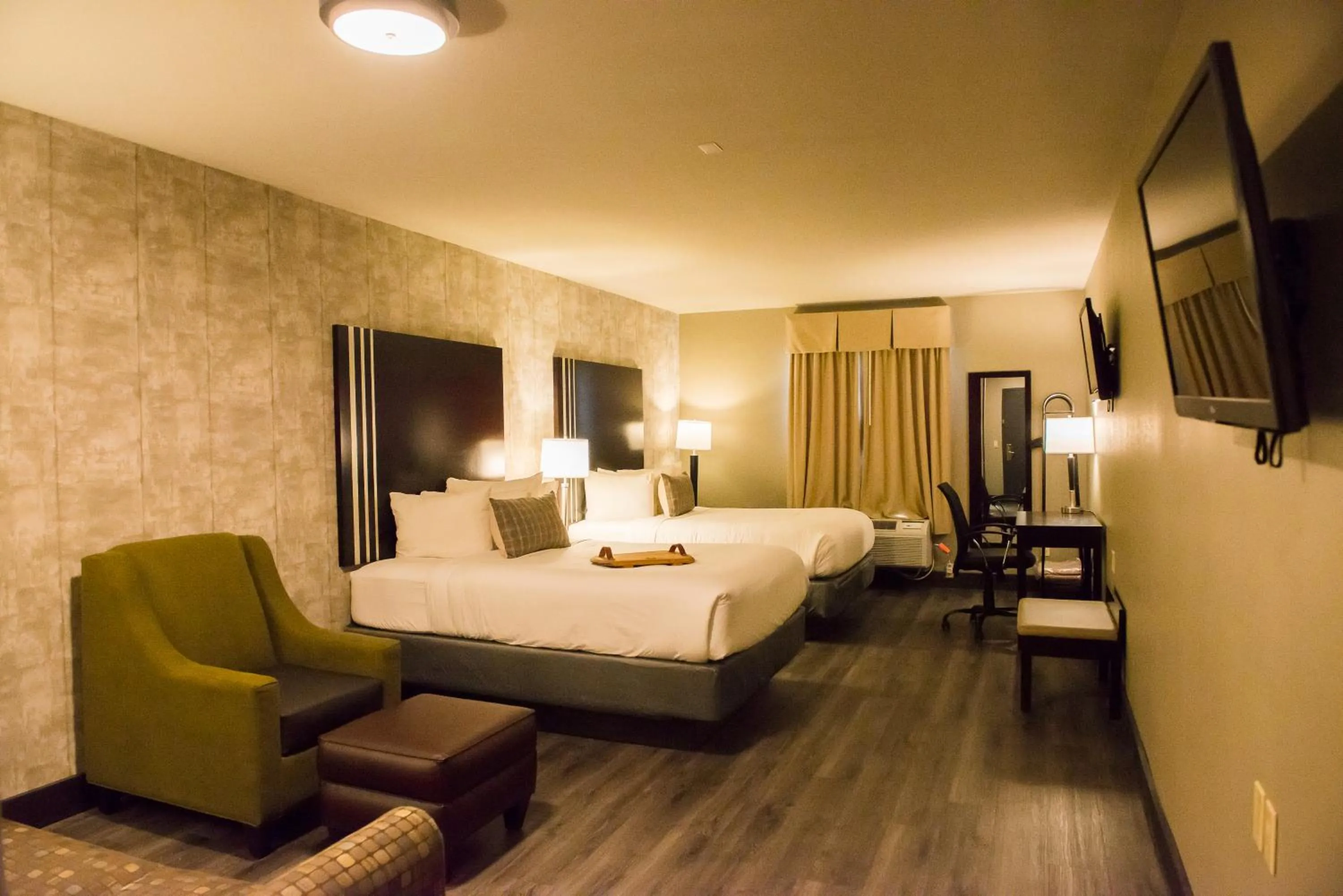 Communal lounge/ TV room, Bed in Distill-Inn