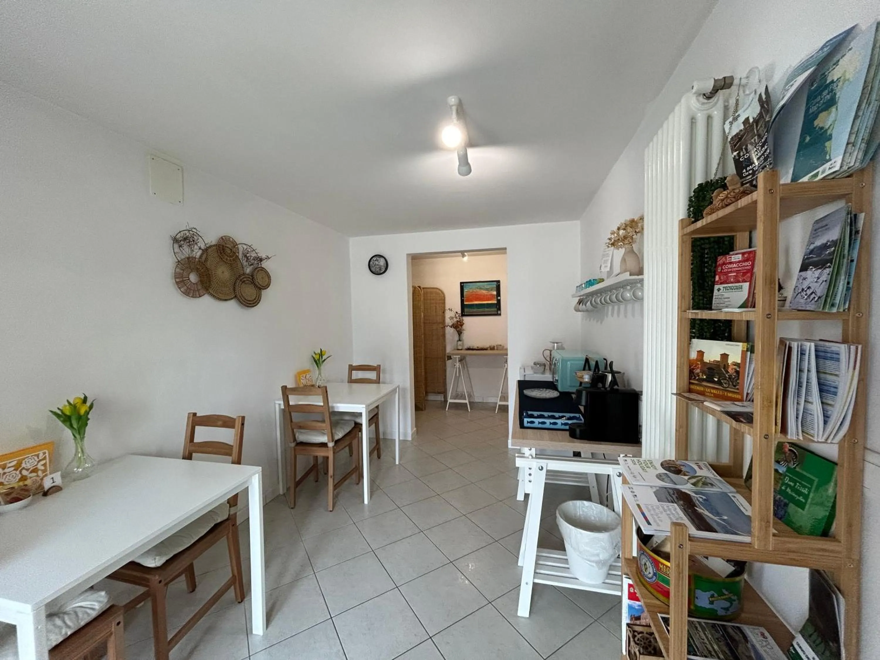 Dining area in B&B La Bohème Porto Garibaldi