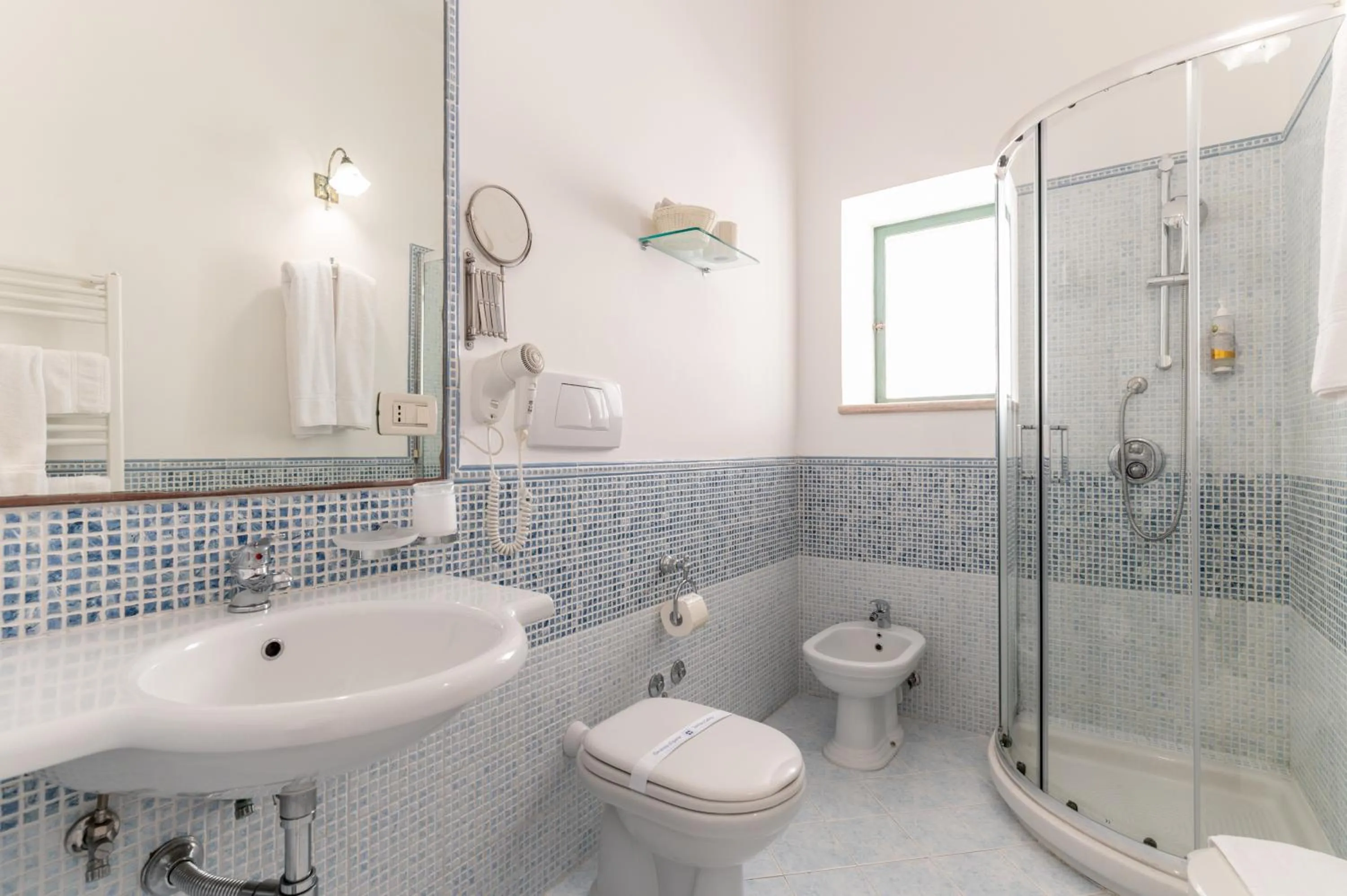 Shower in Hotel La Terra