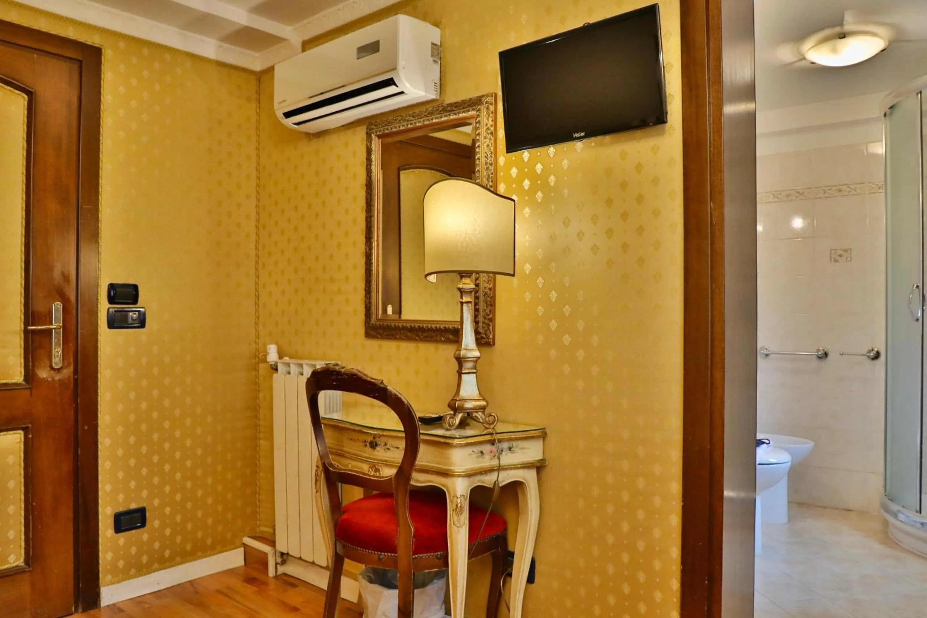 TV and multimedia in Hotel Noemi