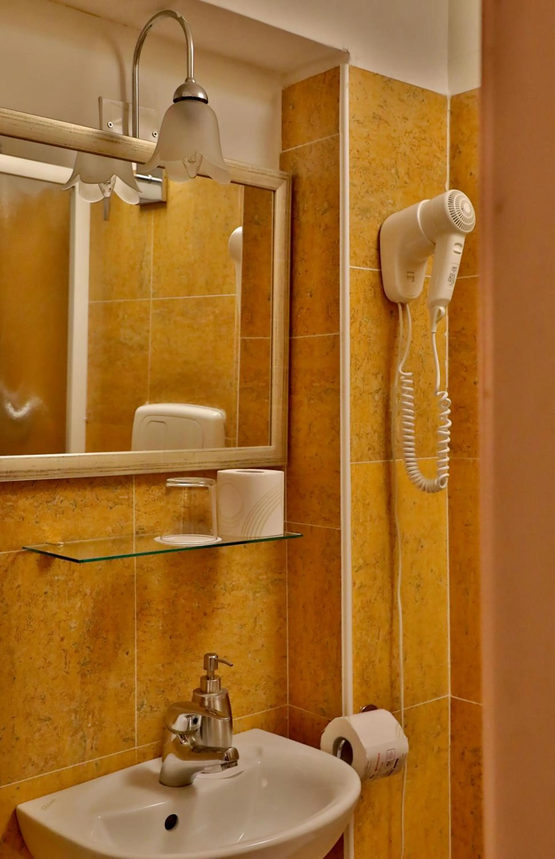 Bathroom in Hotel Noemi