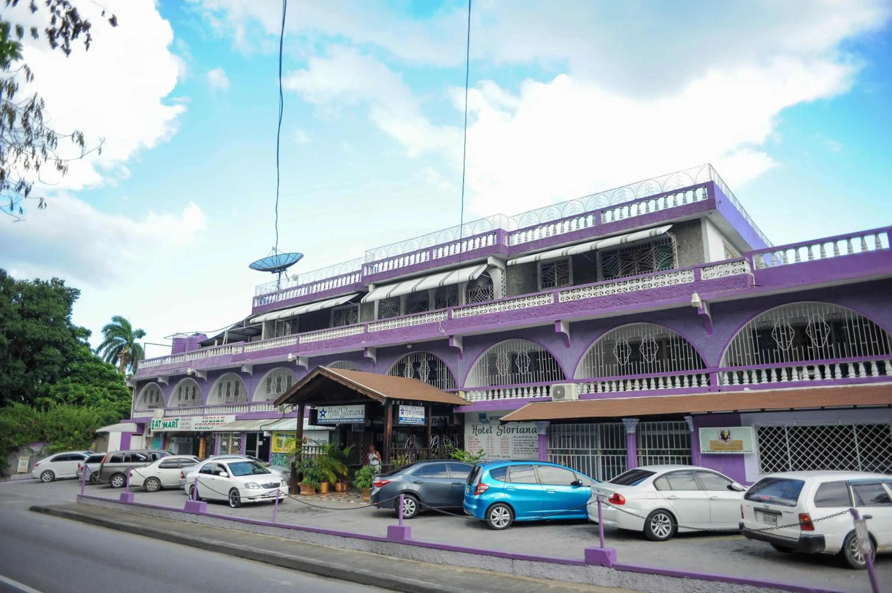 Parking in Glorianna Hotel