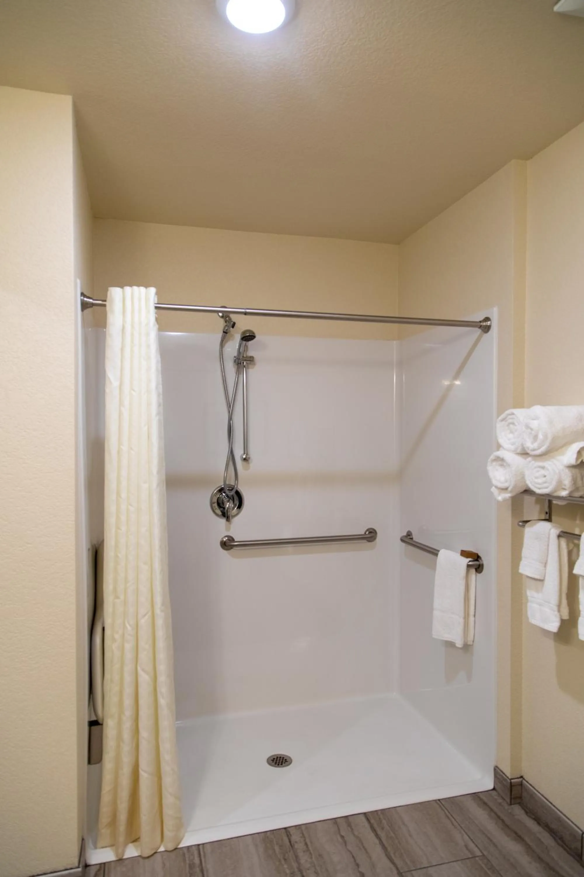 Shower in Cobblestone Inn & Suites -Springfield