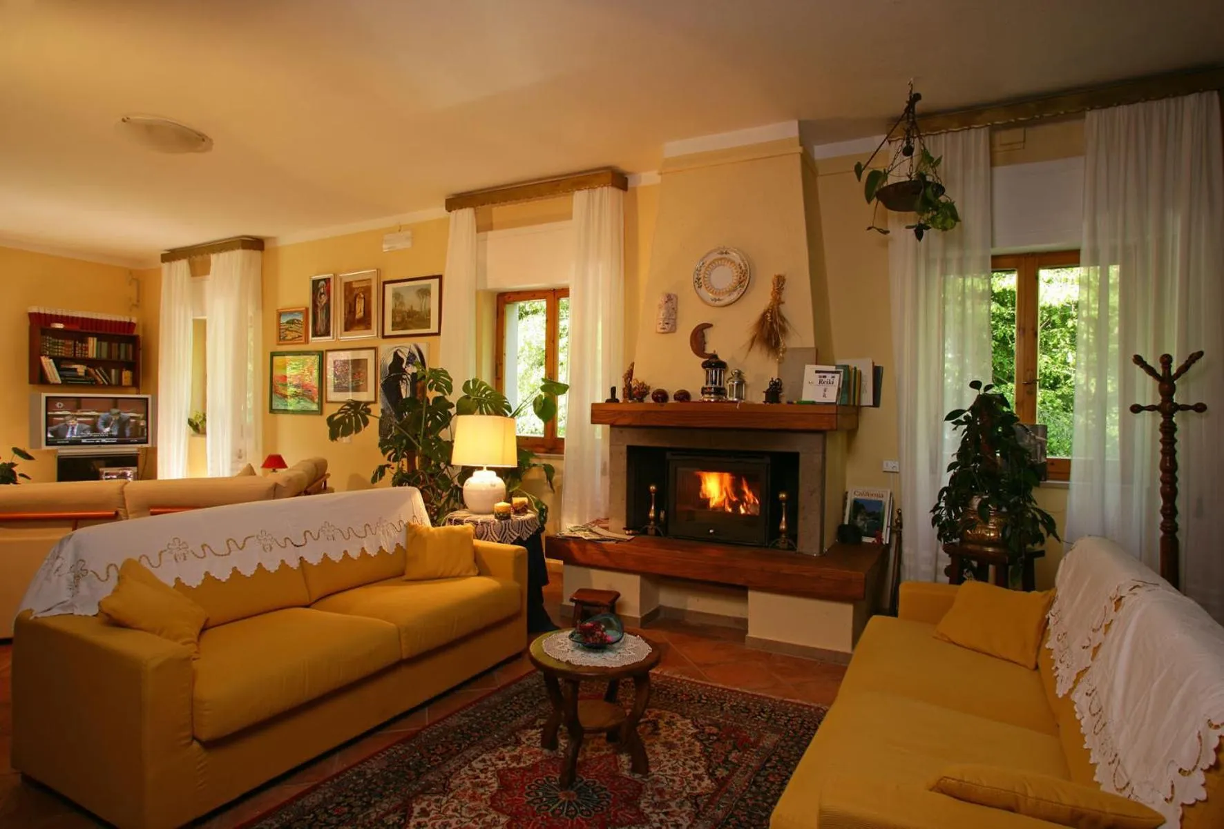 Communal lounge/ TV room in Hotel Relais Valle Orientina