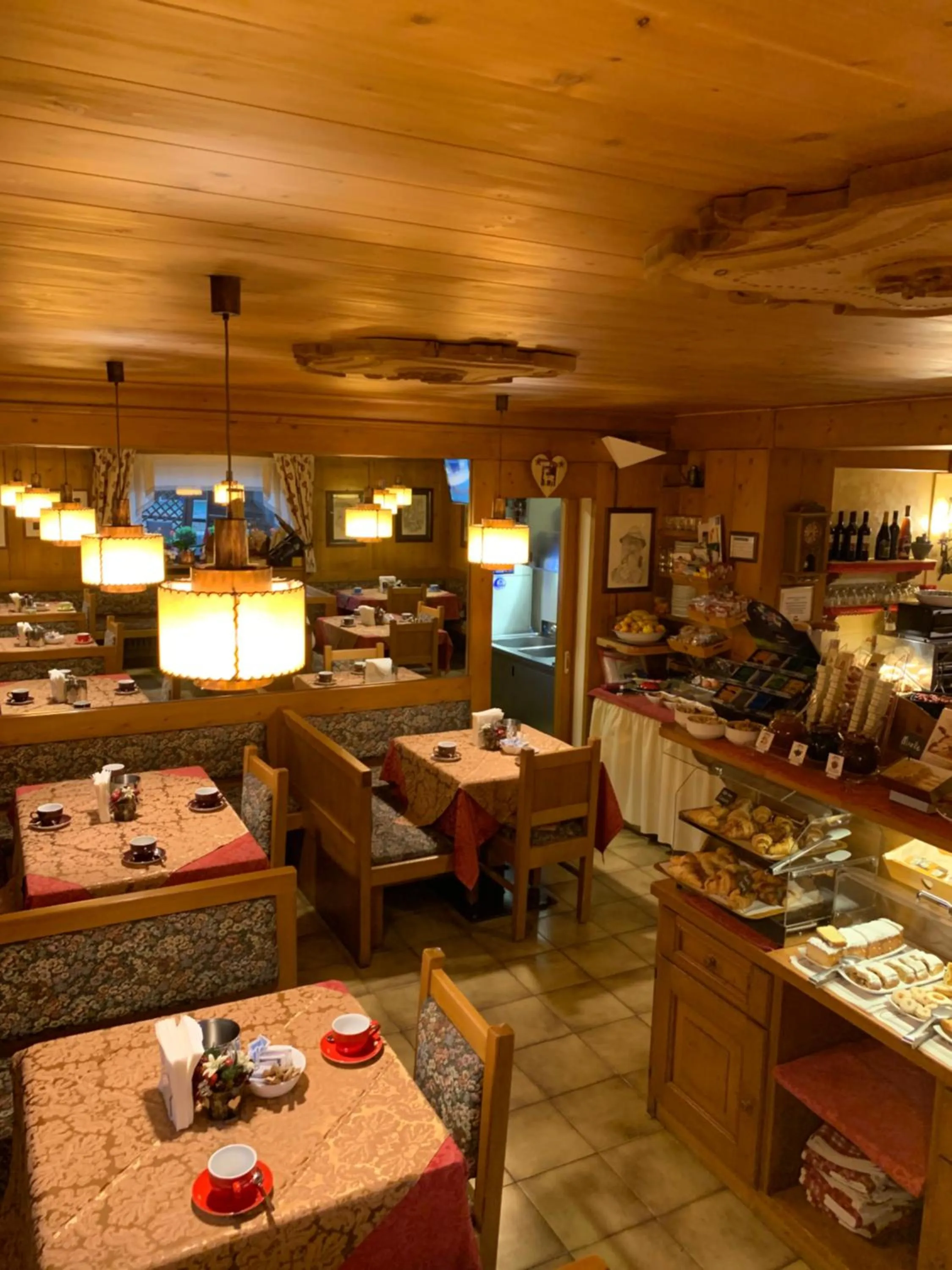 Restaurant/places to eat in Meuble Villa Neve