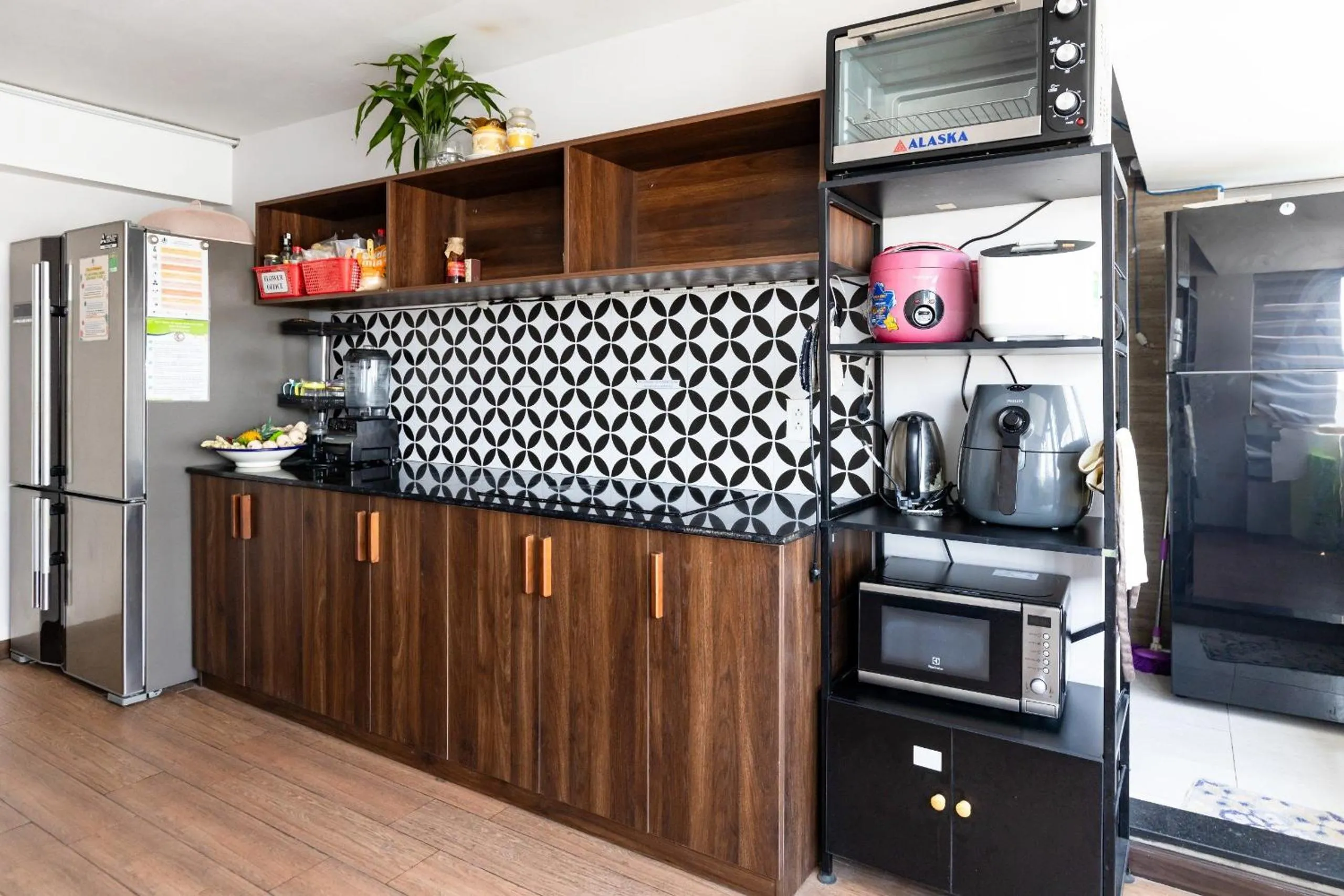 Communal kitchen in FLOWER BEACHSTAY & COFFEE