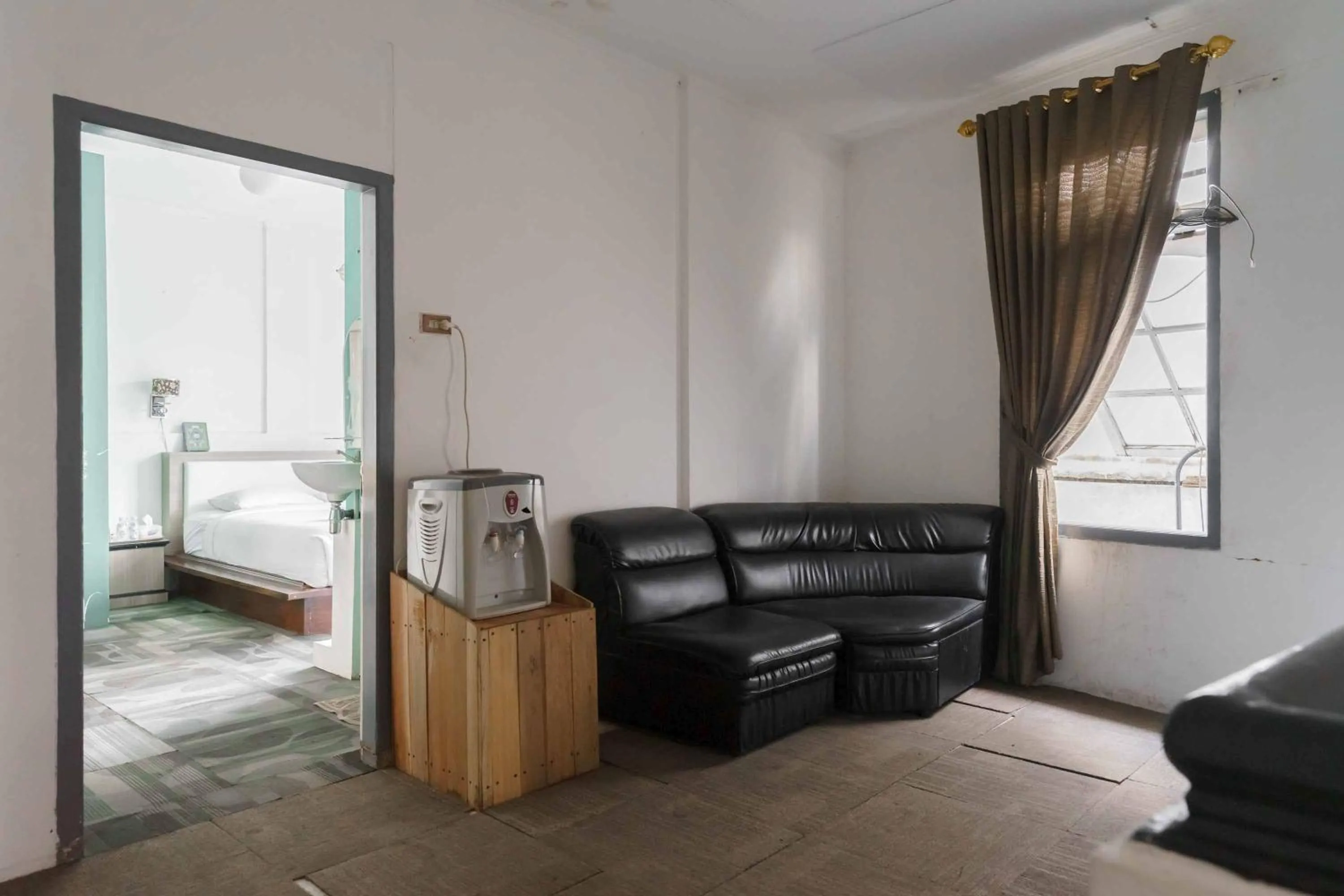 Living room in Urbanview Hotel Ananda Syariah by RedDoorz