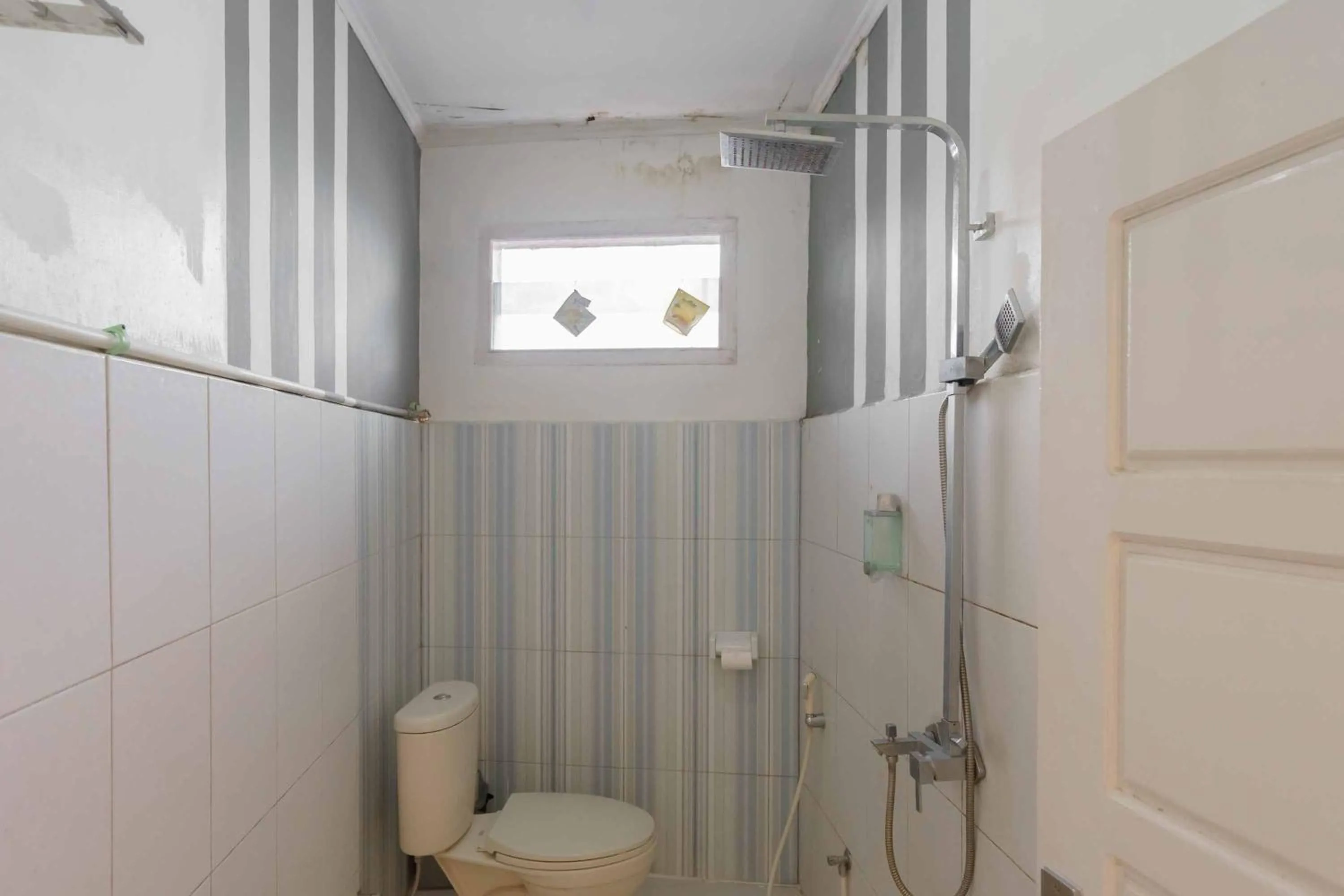 Bathroom in Urbanview Hotel Ananda Syariah by RedDoorz