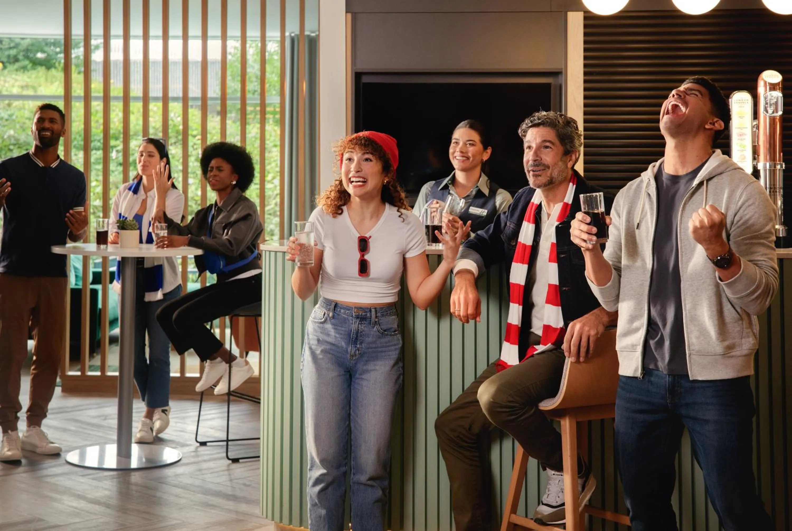 Lounge or bar in Holiday Inn Manchester Airport T2 by IHG