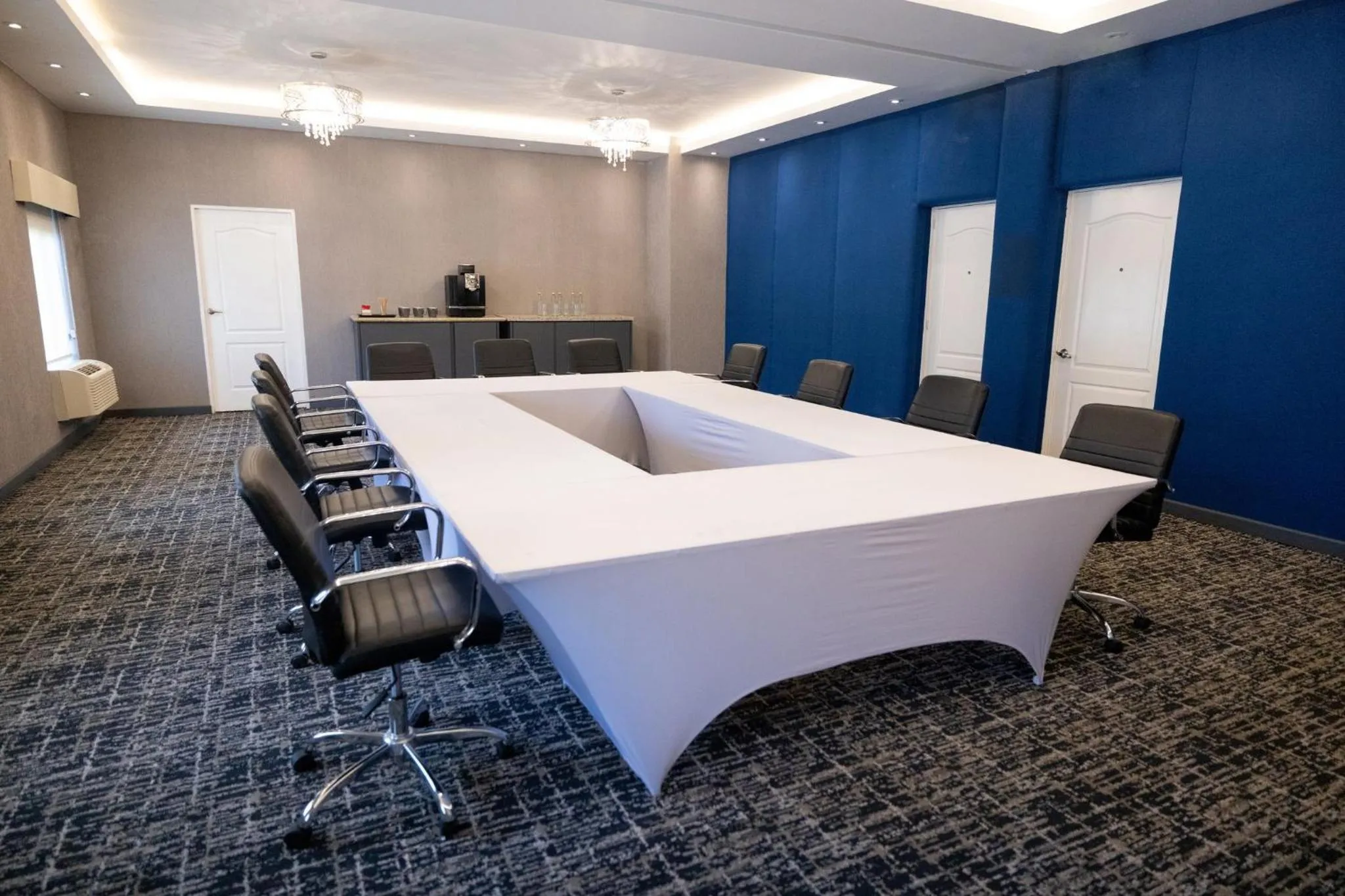 Meeting/conference room in voco Saltillo Suites by IHG