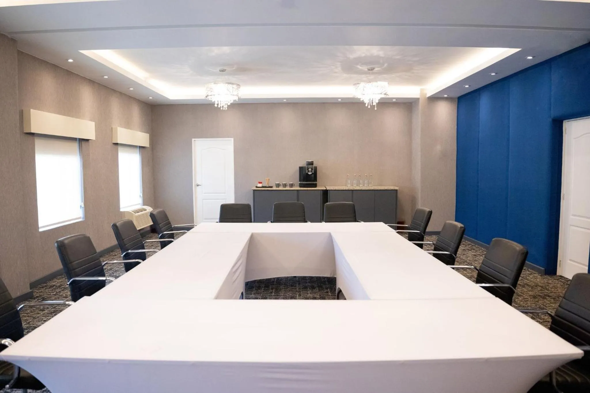 Meeting/conference room in voco Saltillo Suites by IHG