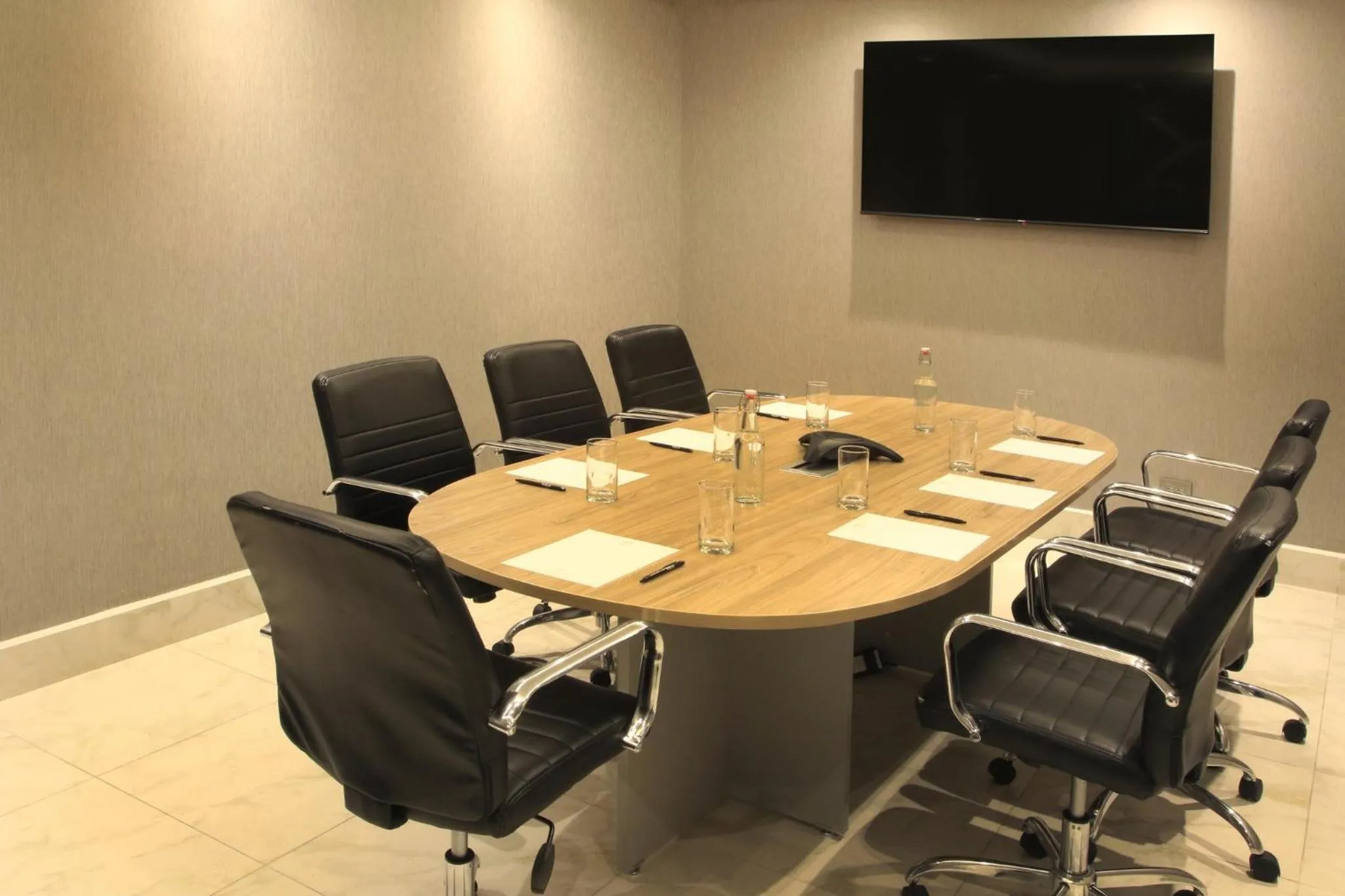 Meeting/conference room in voco Saltillo Suites by IHG