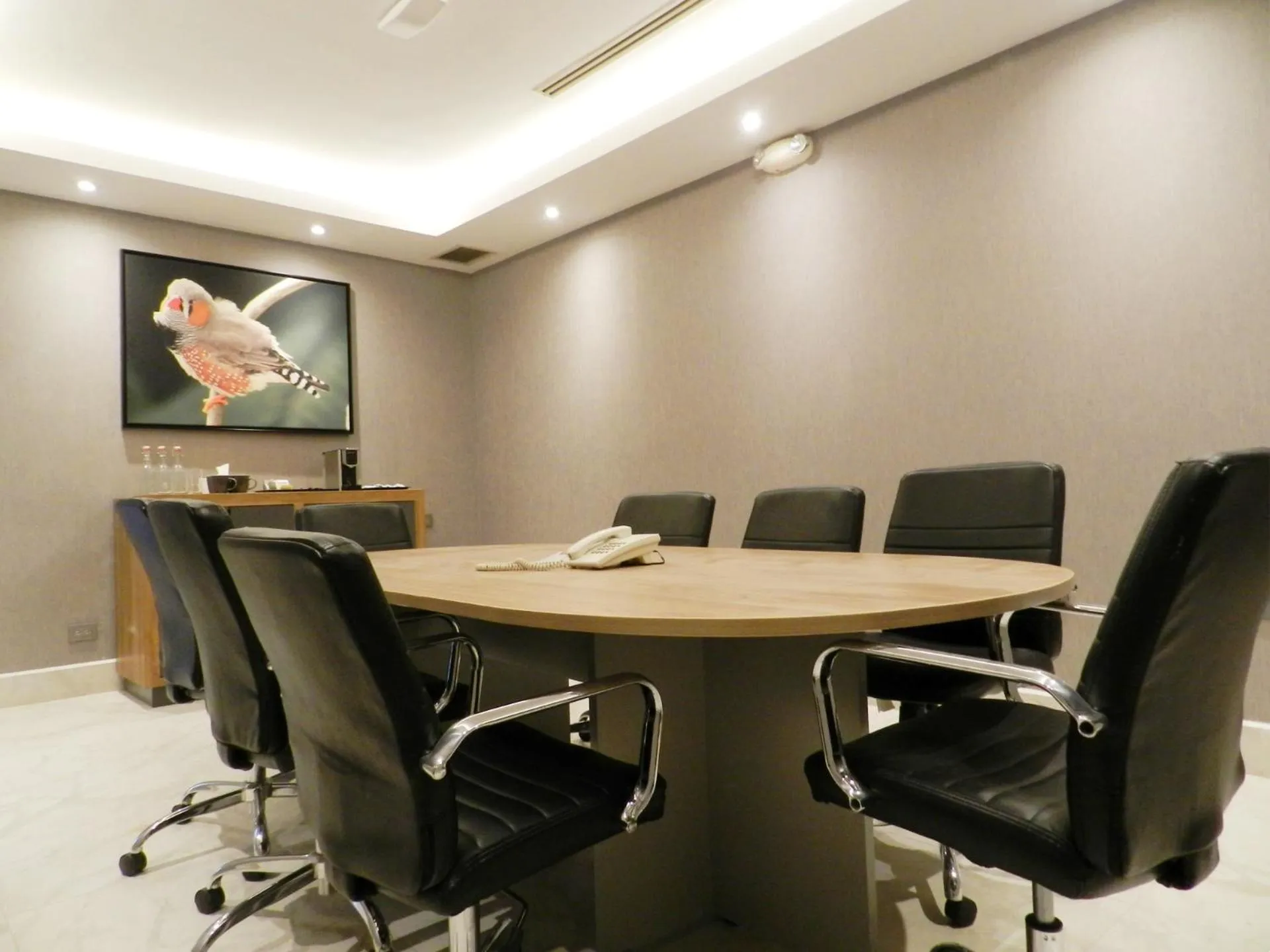 Meeting/conference room in voco Saltillo Suites by IHG