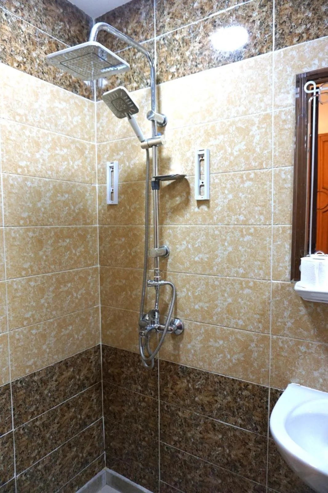 Shower in New Abdeen palace hostel