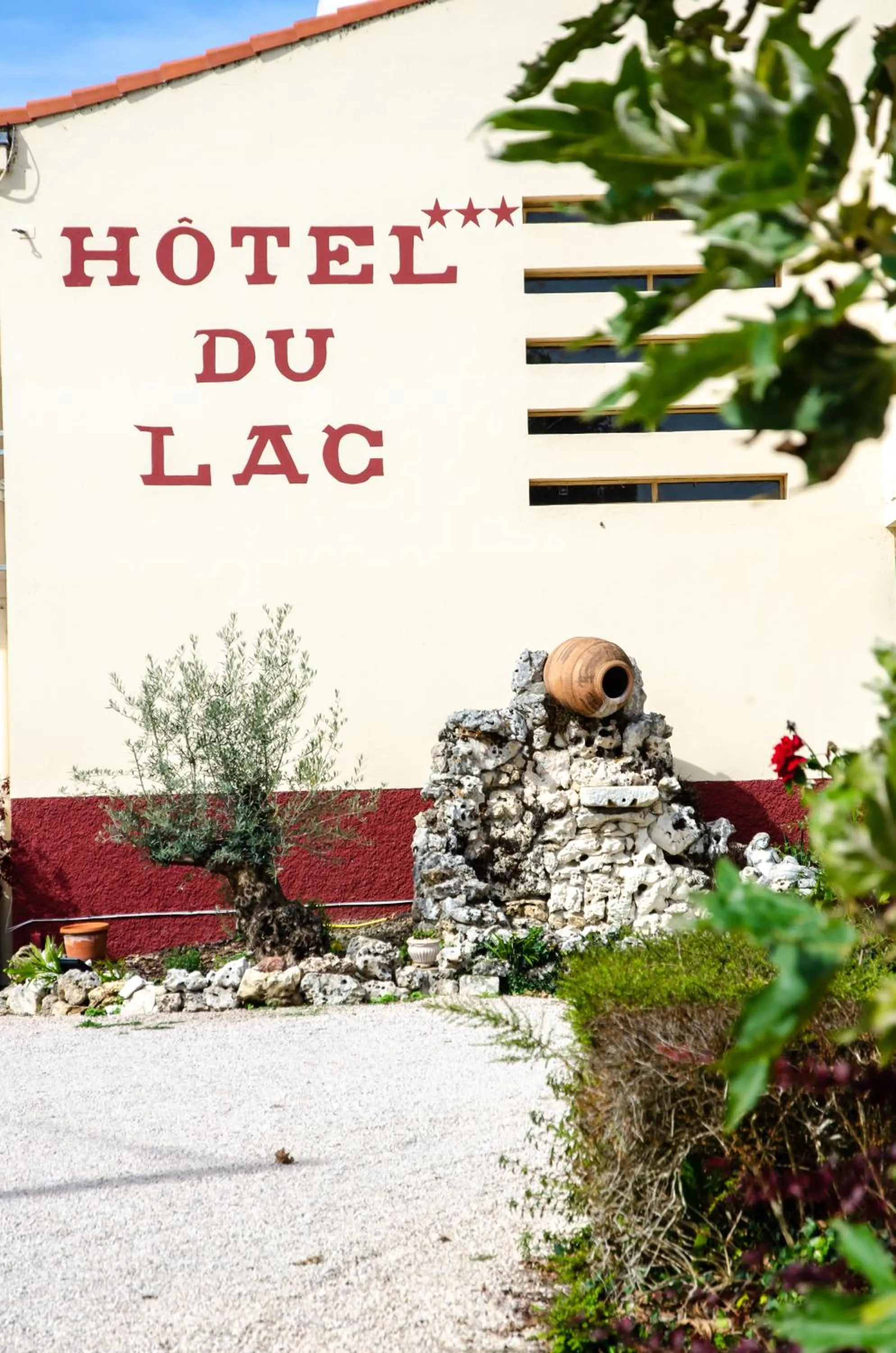 Property building in Hôtel Restaurant du Lac