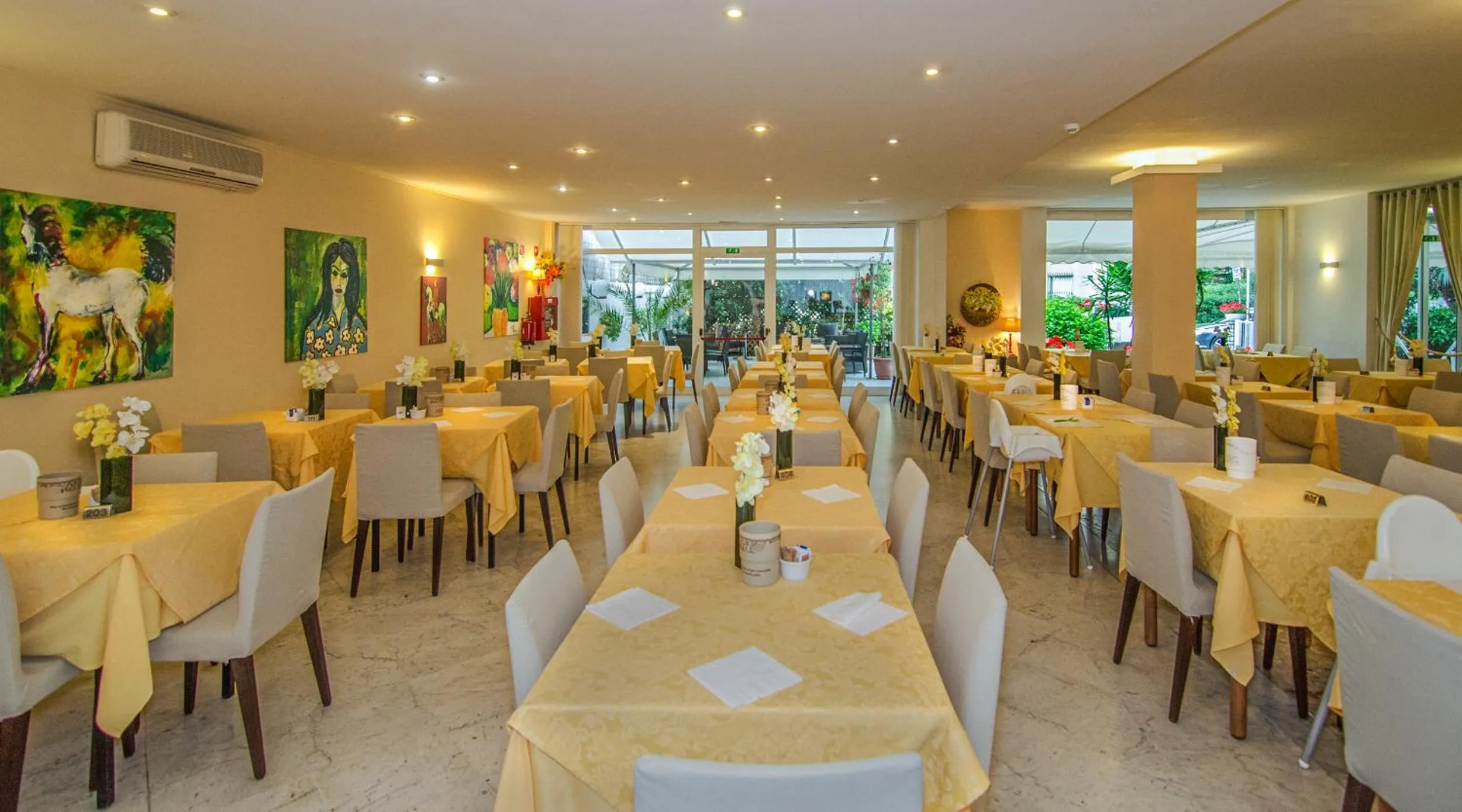 Restaurant/places to eat in Hotel Scandinavia