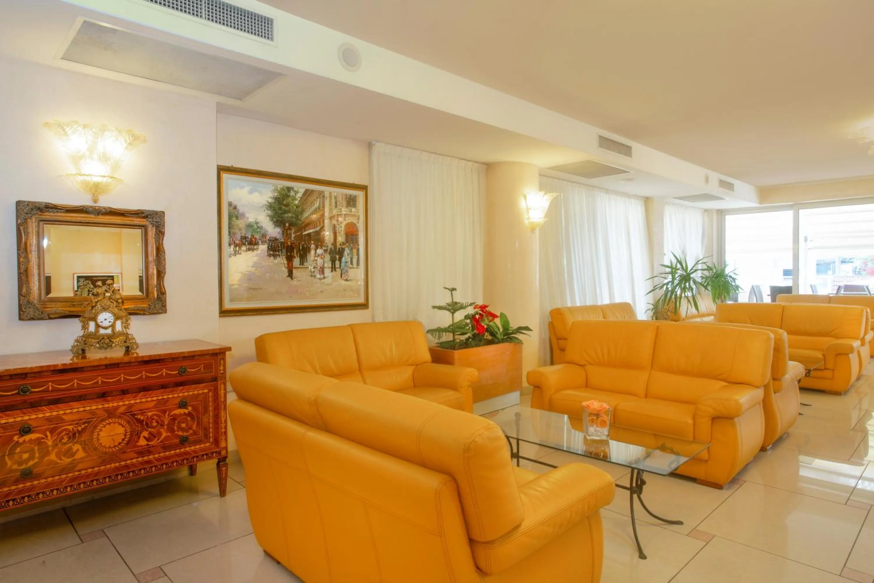 Communal lounge/ TV room in Hotel Elisir