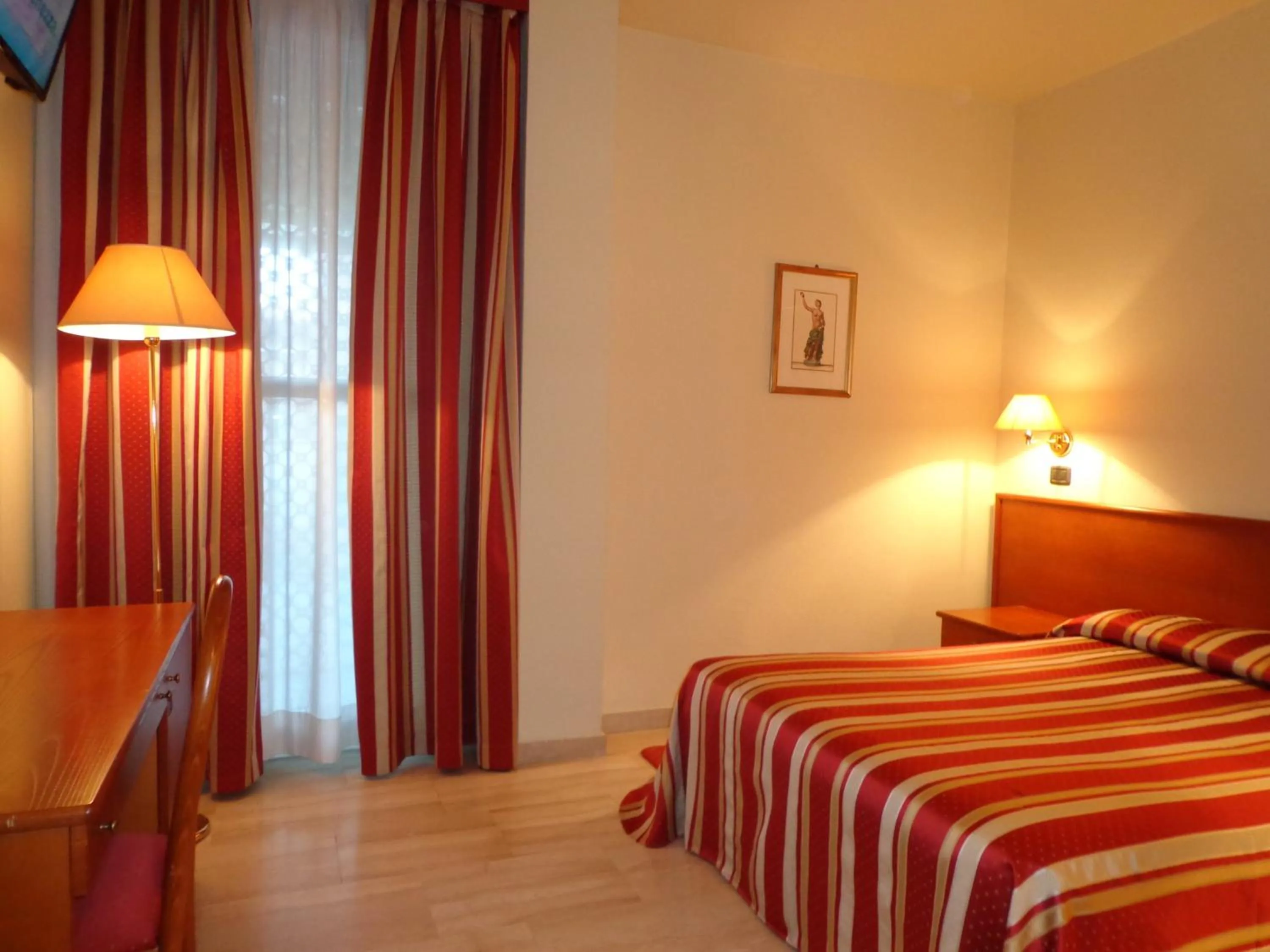 Photo of the whole room, Bed in Hotel Select