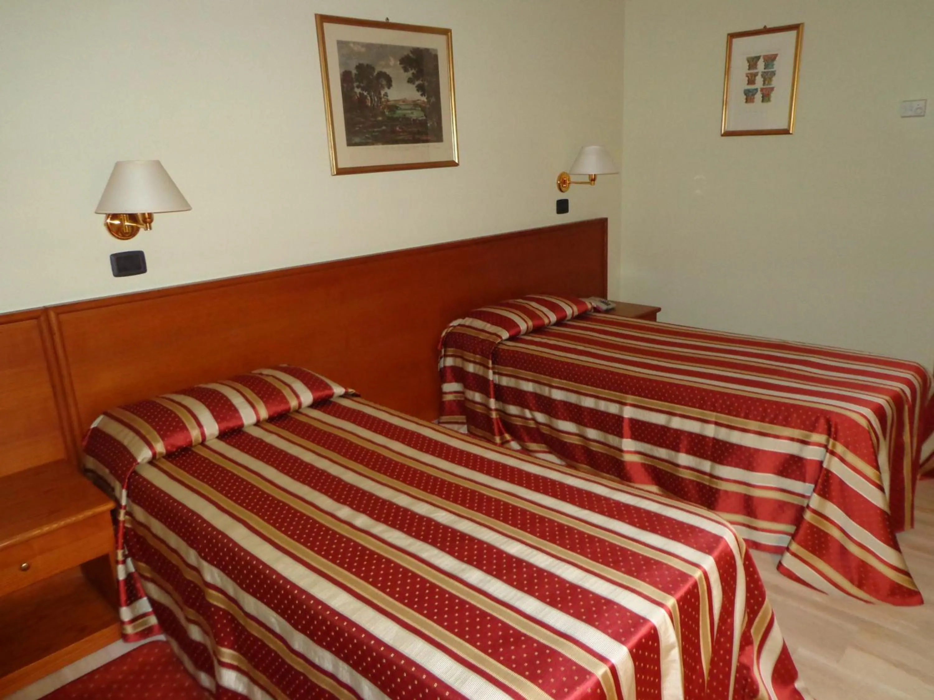 Photo of the whole room, Bed in Hotel Select