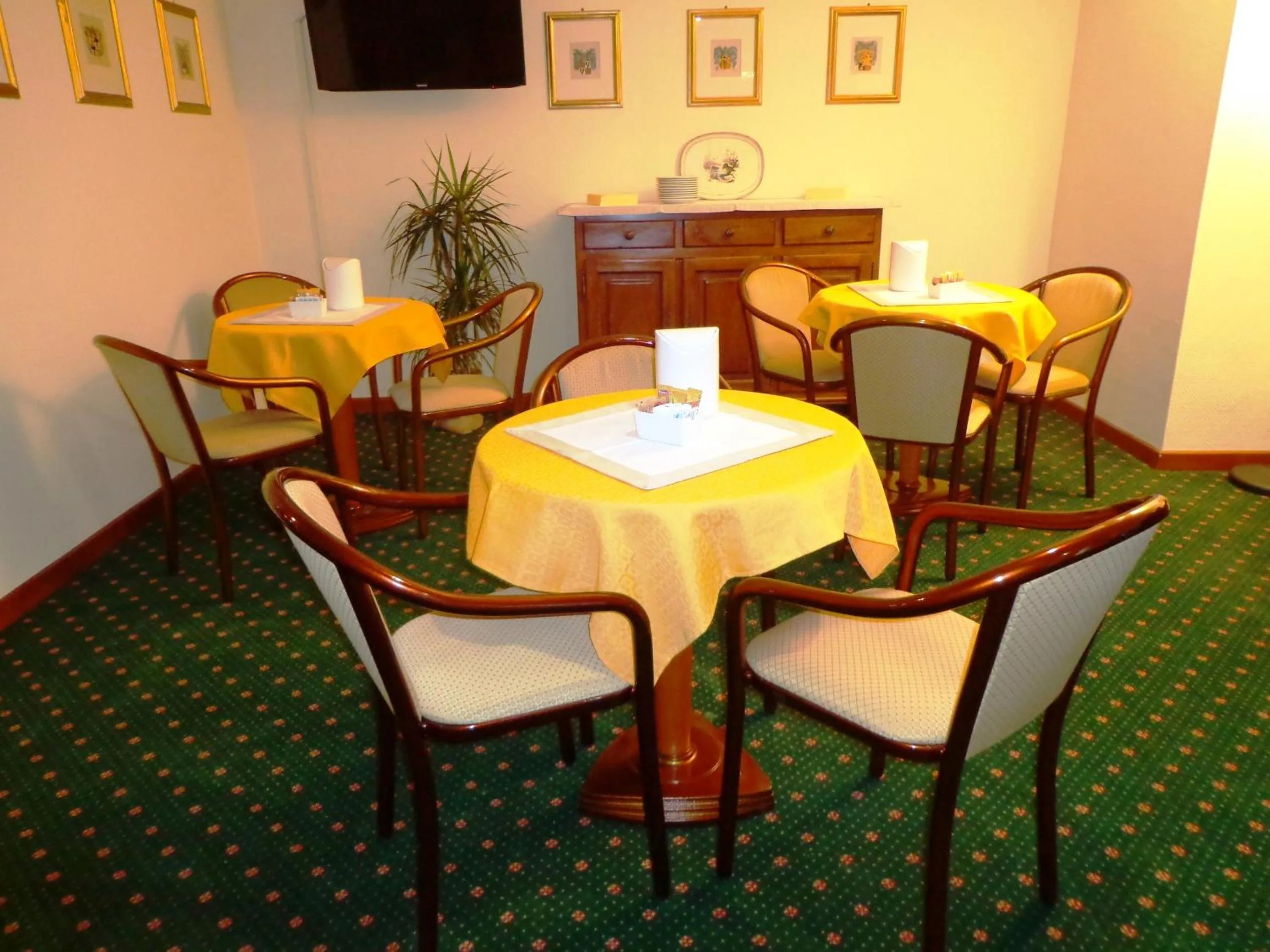 Restaurant/places to eat in Hotel Select