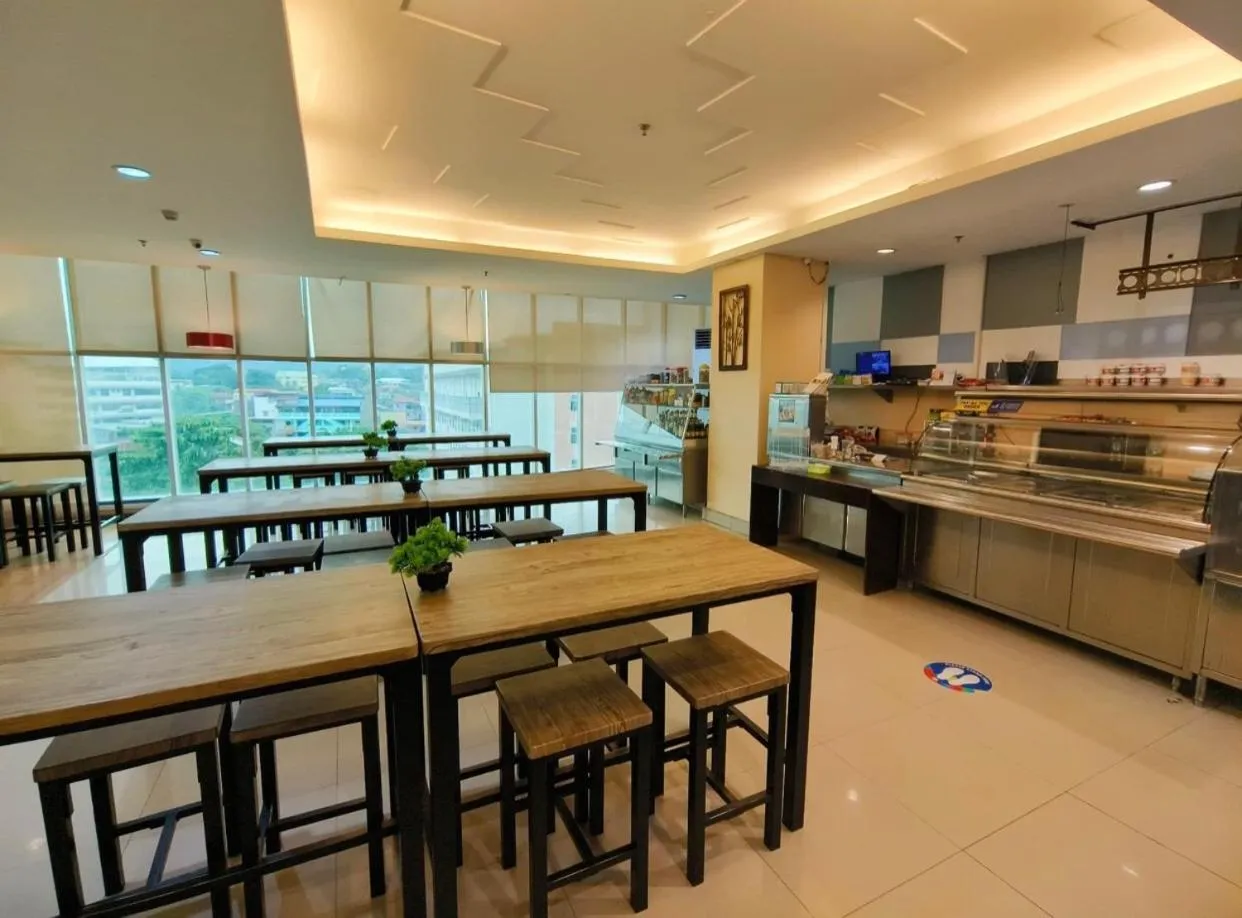 Restaurant/places to eat in Greenwindows Hotel