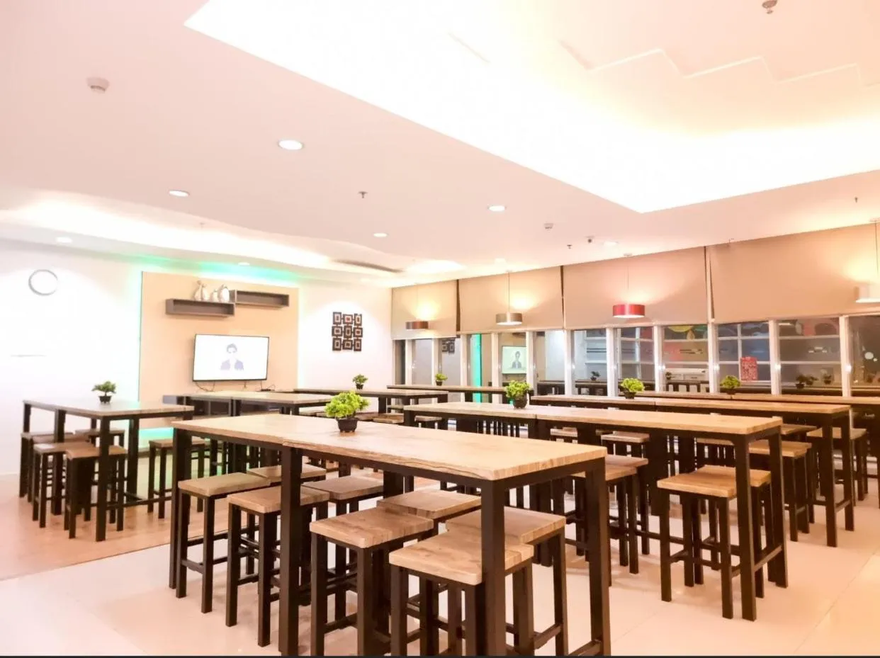 Restaurant/places to eat in Greenwindows Hotel