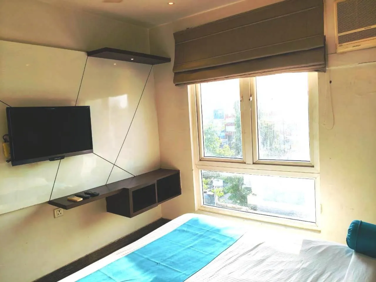 TV and multimedia, Bed in Hotel Gurveer Royal