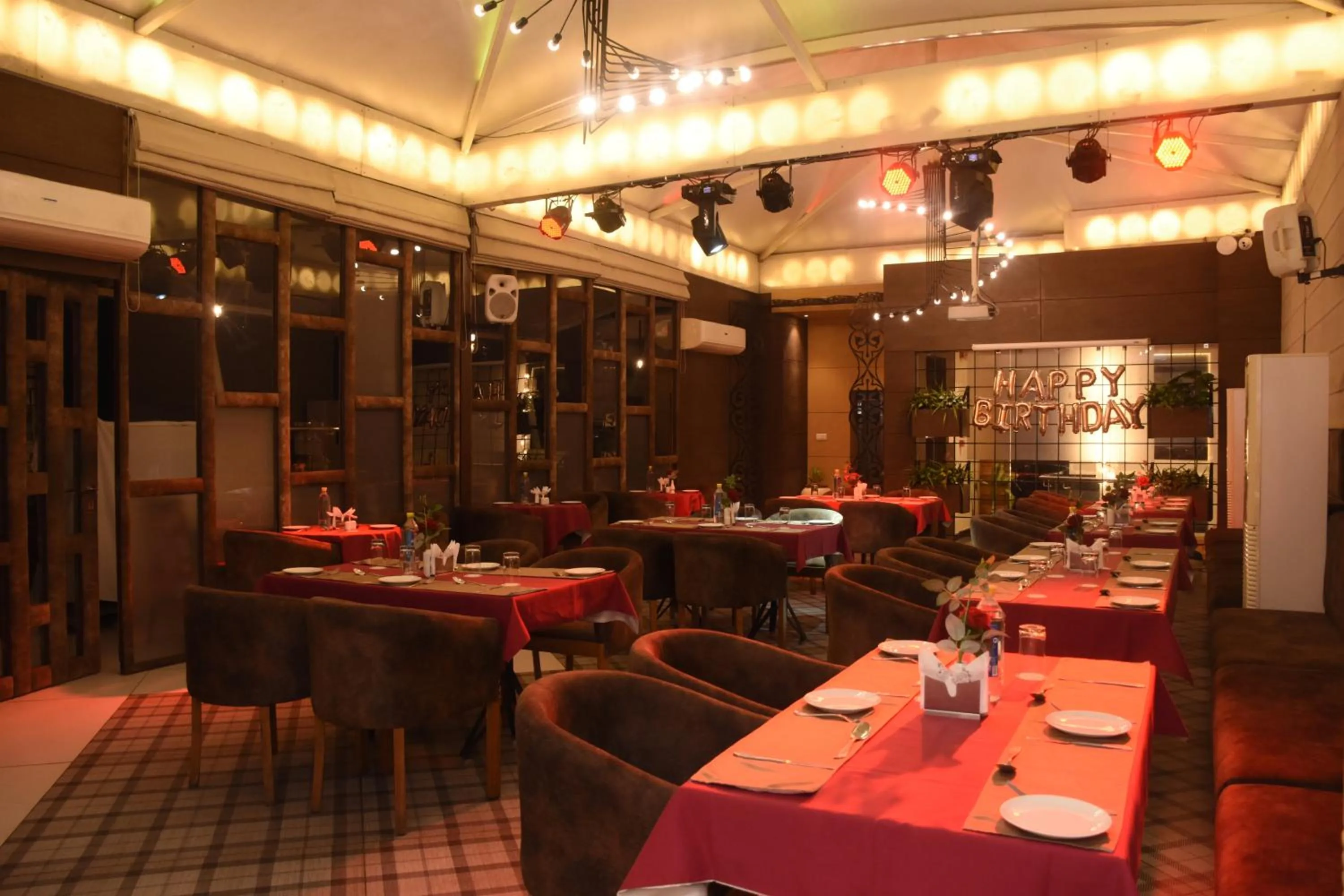 Restaurant/places to eat in Hotel Gurveer Royal