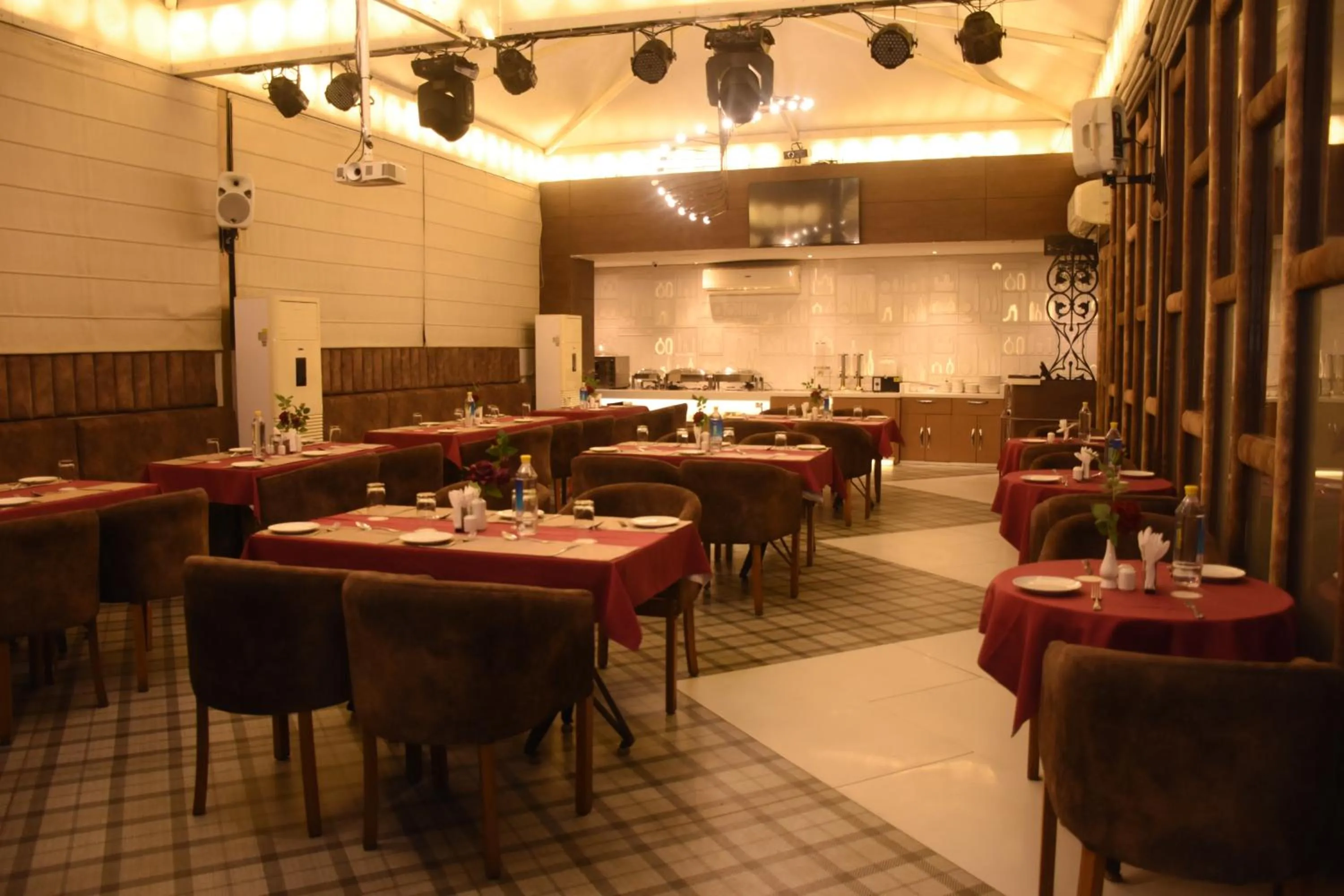 Restaurant/places to eat in Hotel Gurveer Royal