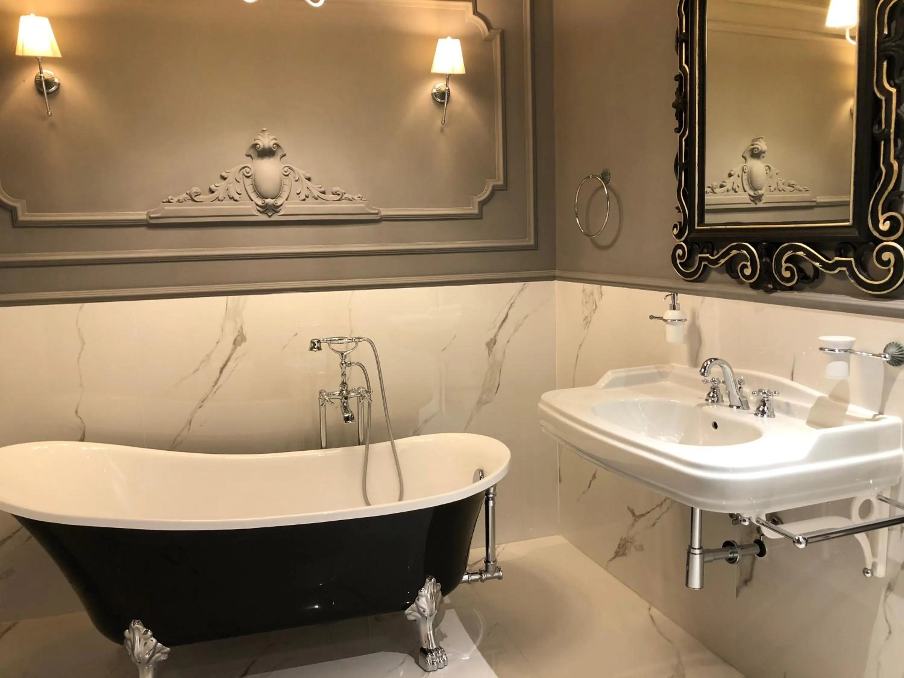 Bathroom in Residenze Romano Ristorante & Spa - albergo diffuso - RED