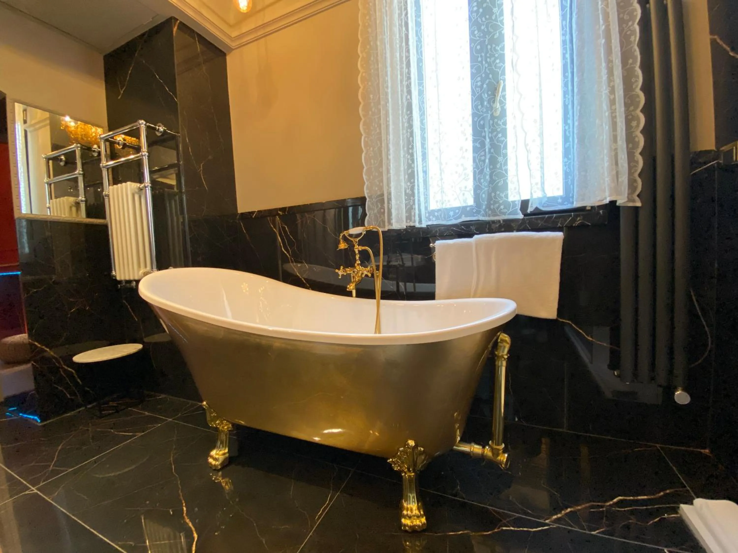 Shower in Residenze Romano Ristorante & Spa - albergo diffuso - RED