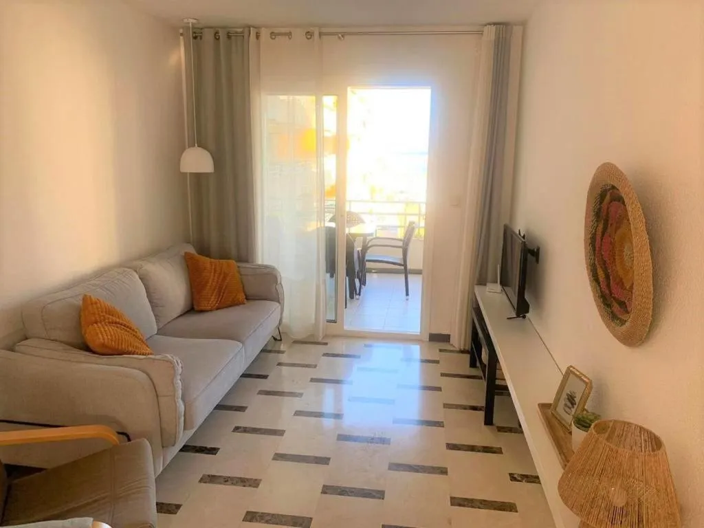 Living room in Acogedor apartamento frente al mar con piscina