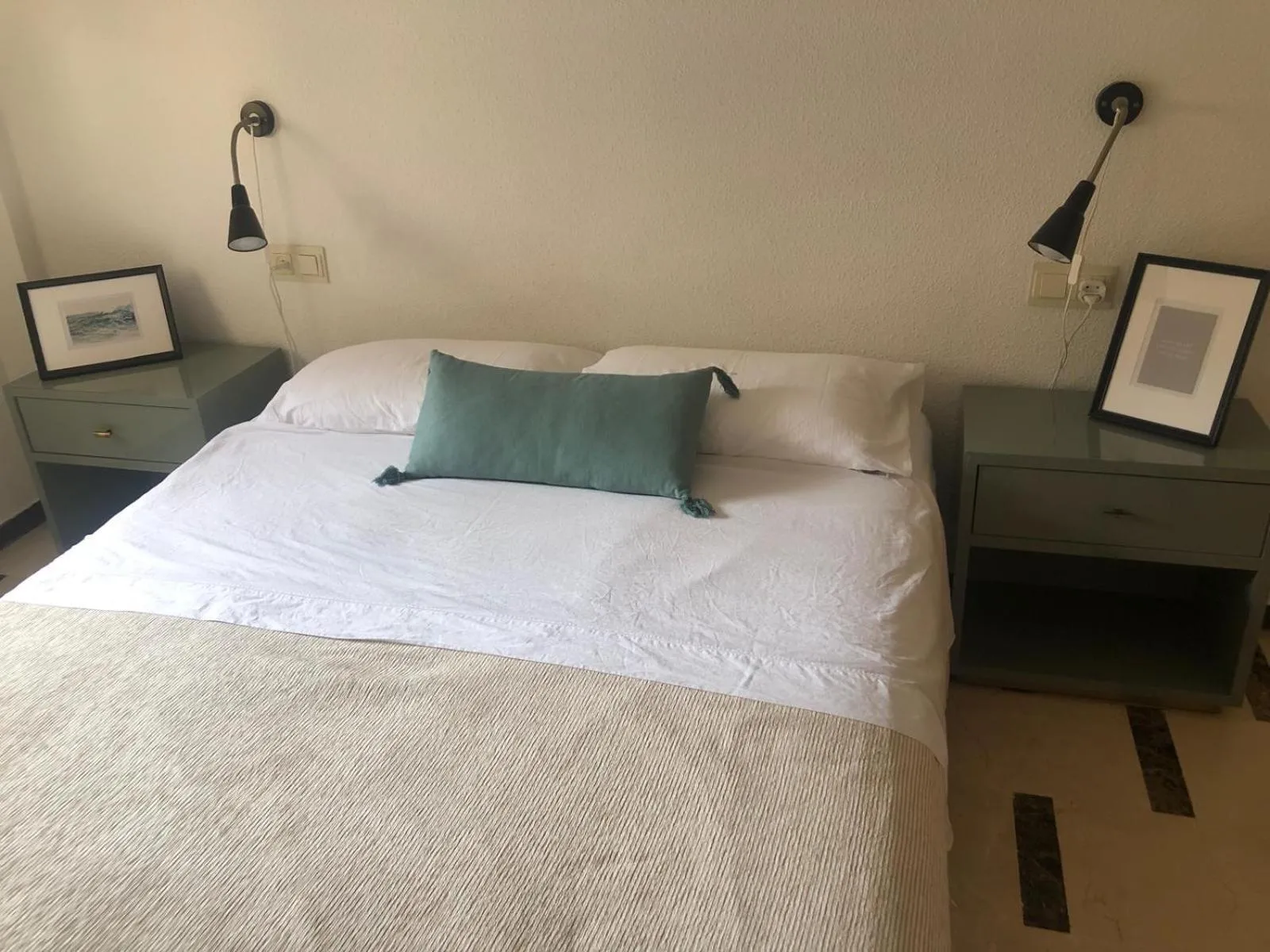 Bed in Acogedor apartamento frente al mar con piscina