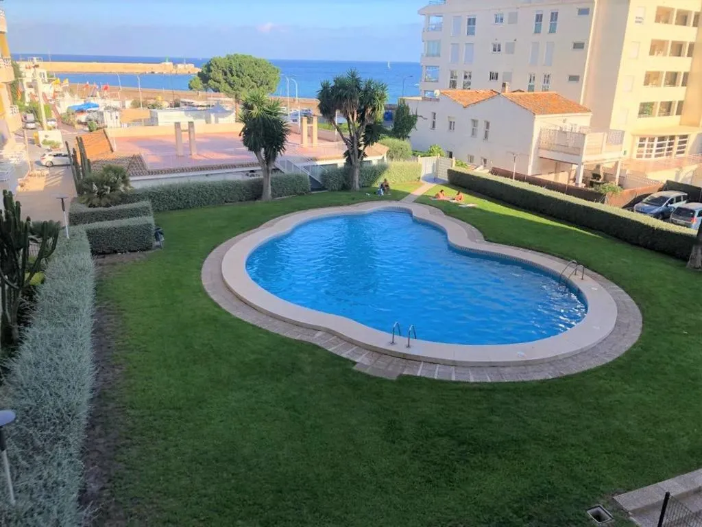 Swimming pool in Acogedor apartamento frente al mar con piscina