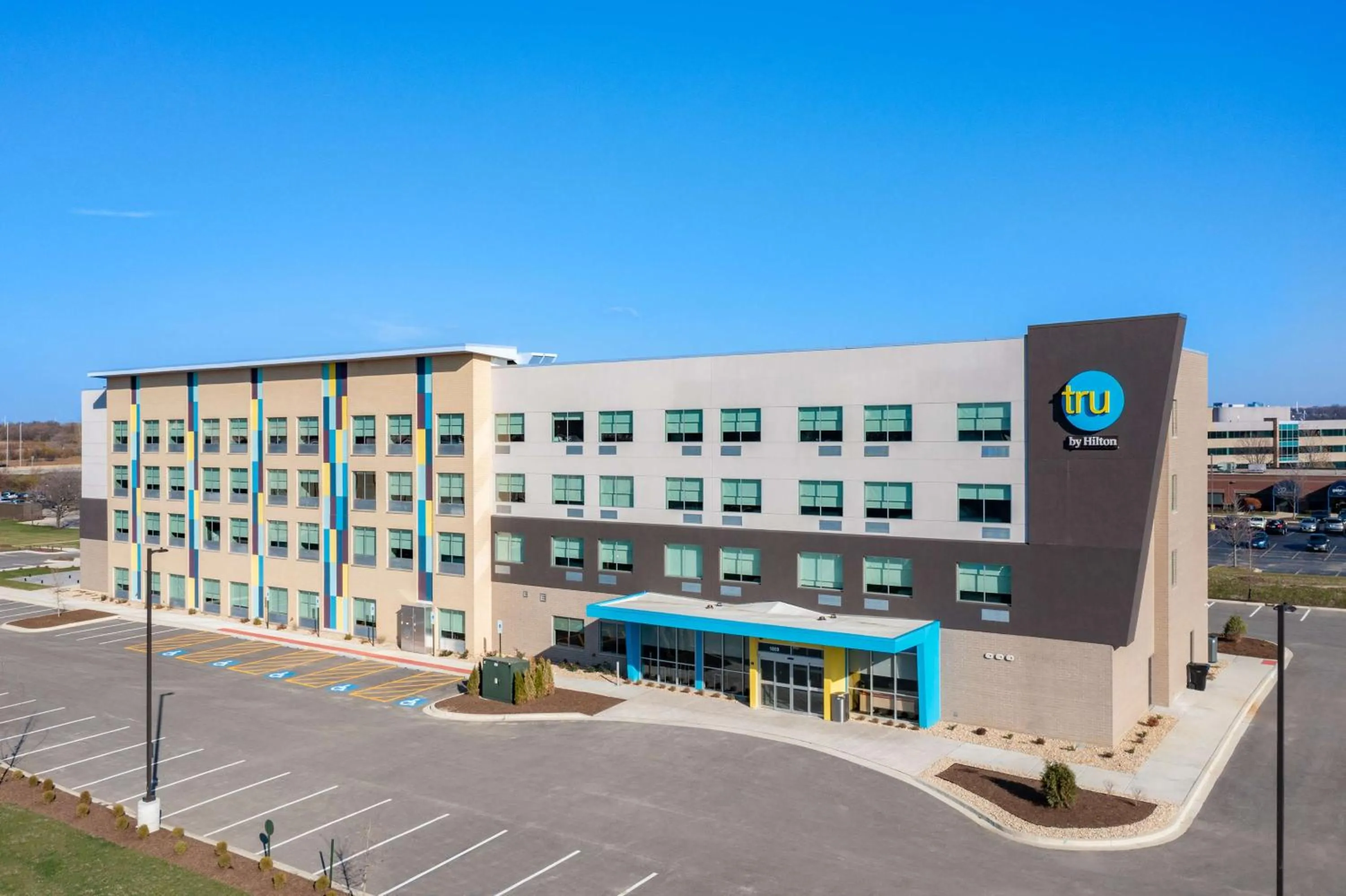 Property building in Tru By Hilton Naperville Chicago