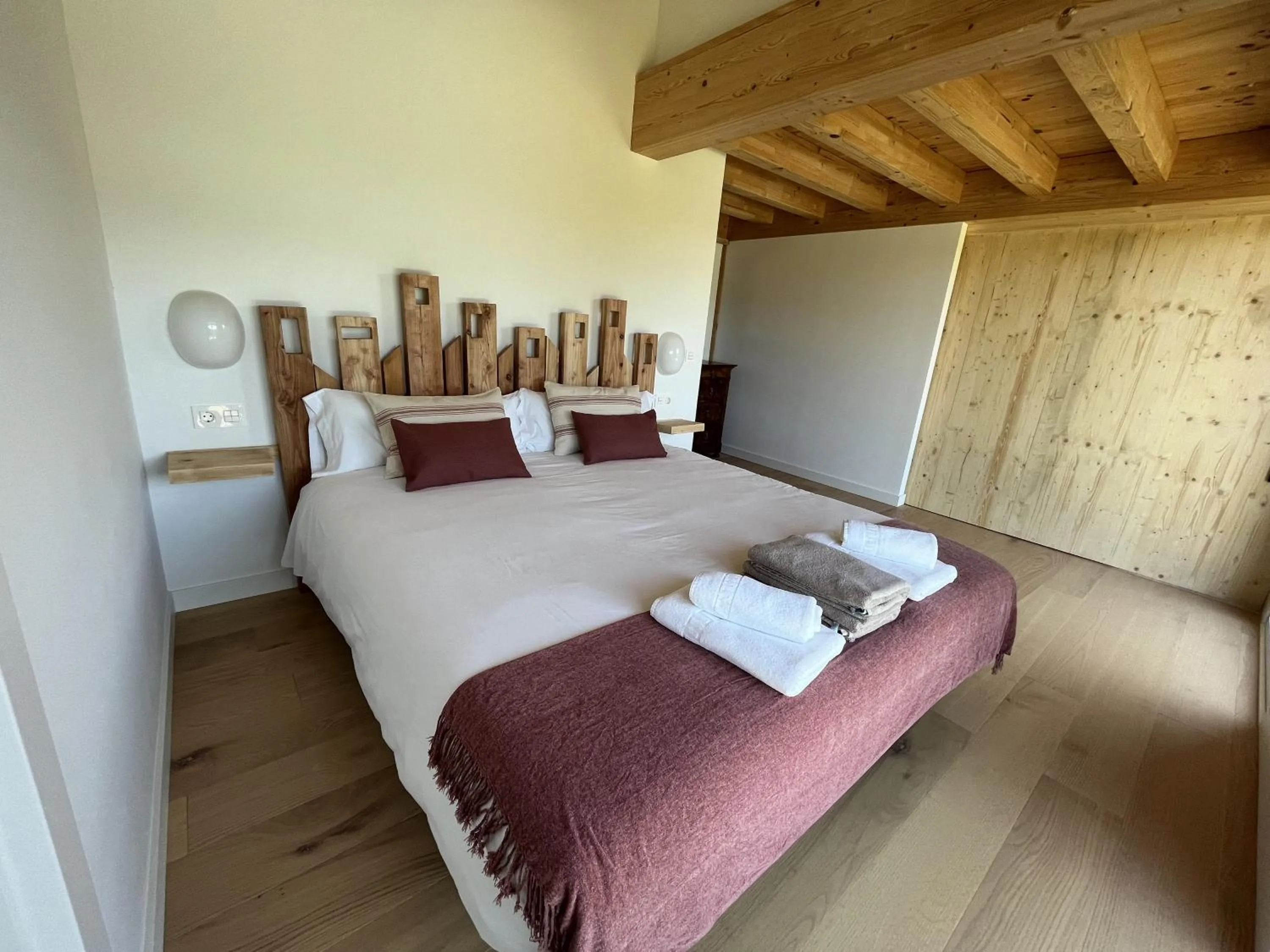 Bedroom, Bed in Basoan