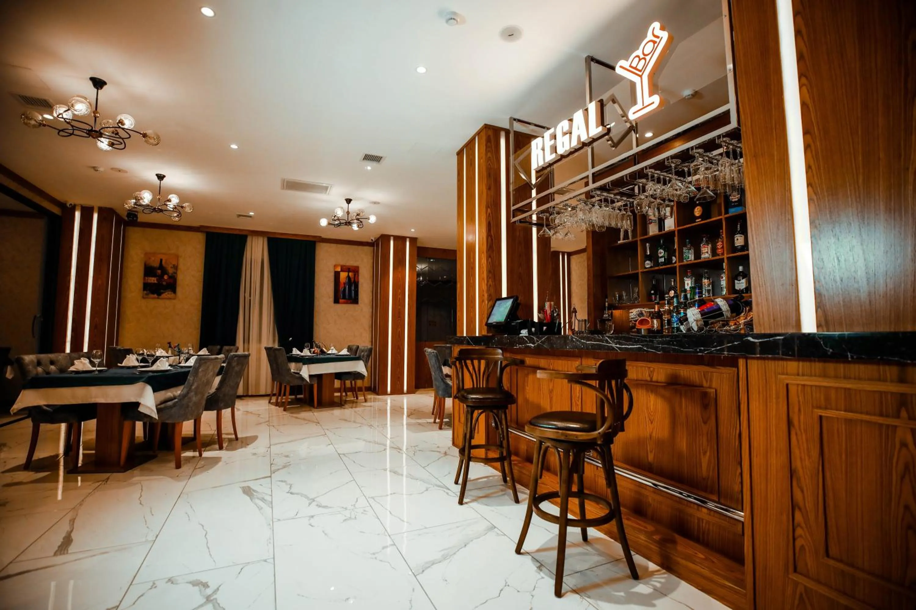 Restaurant/places to eat in Regal Inn Badamdar Hotel